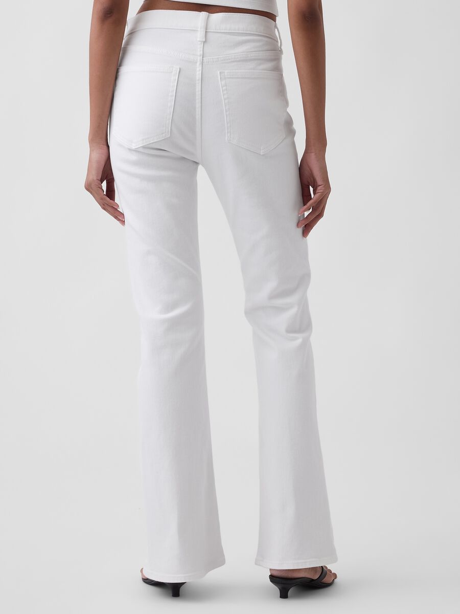 Jeans in cotone elasticizzato a gamba svasata Donna_3