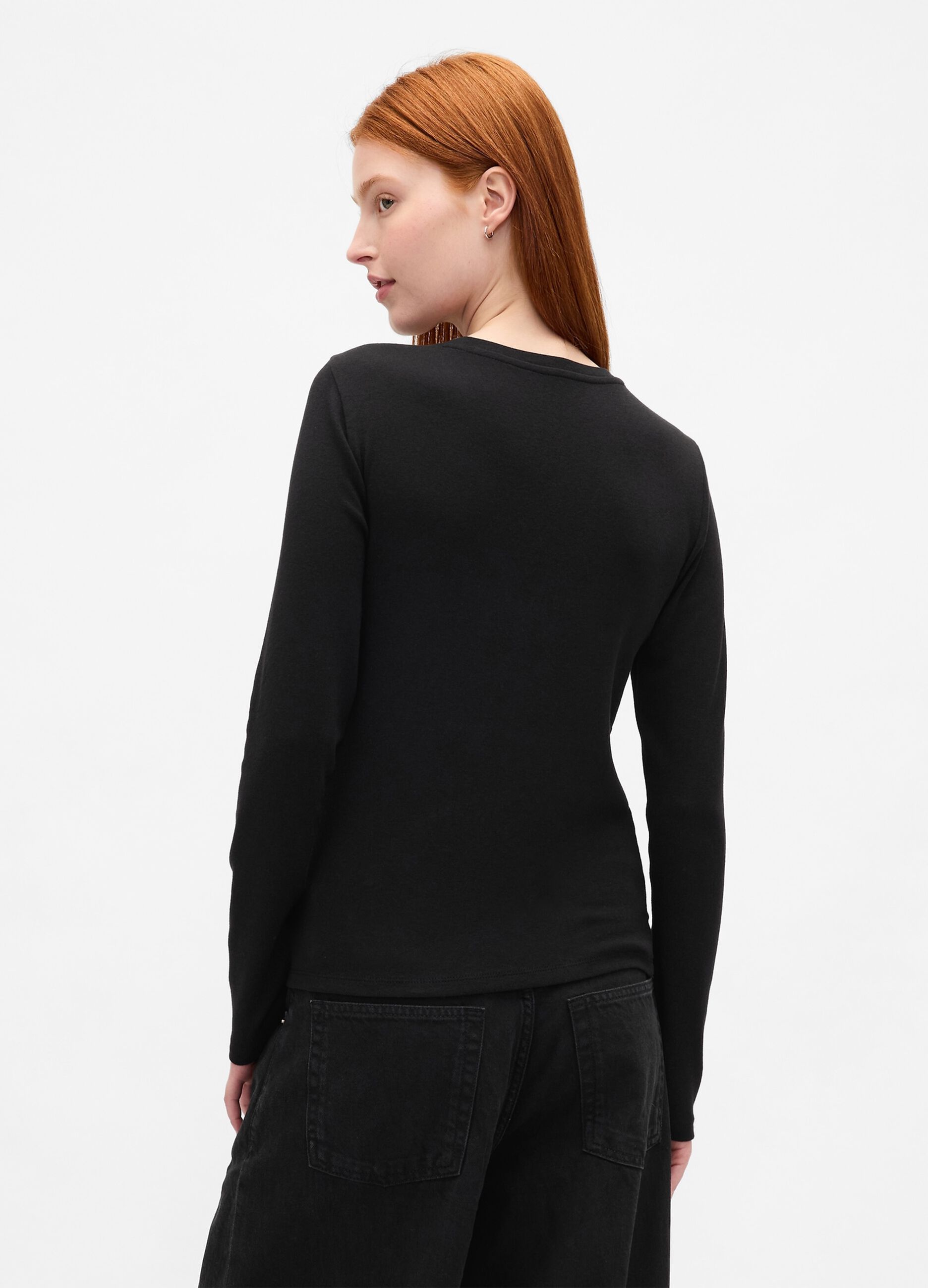 Maglia nera elasticizzata a maniche lunghe_2