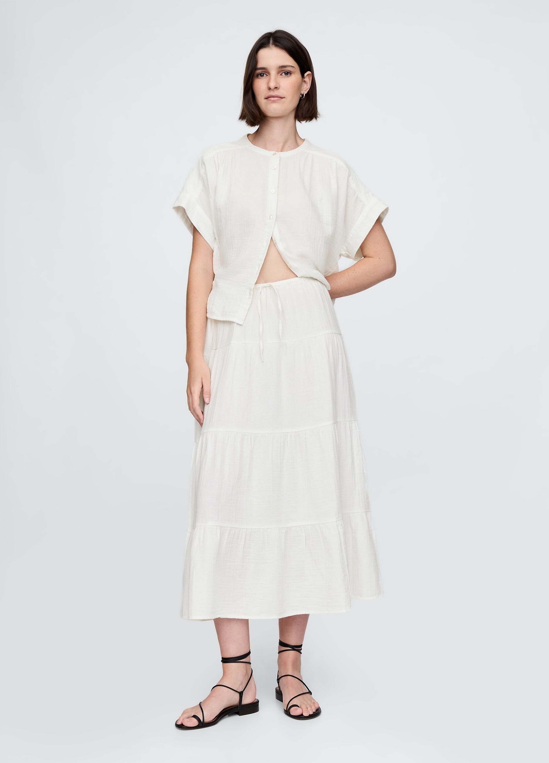 Completo bianco con top e gonna lunga a balze