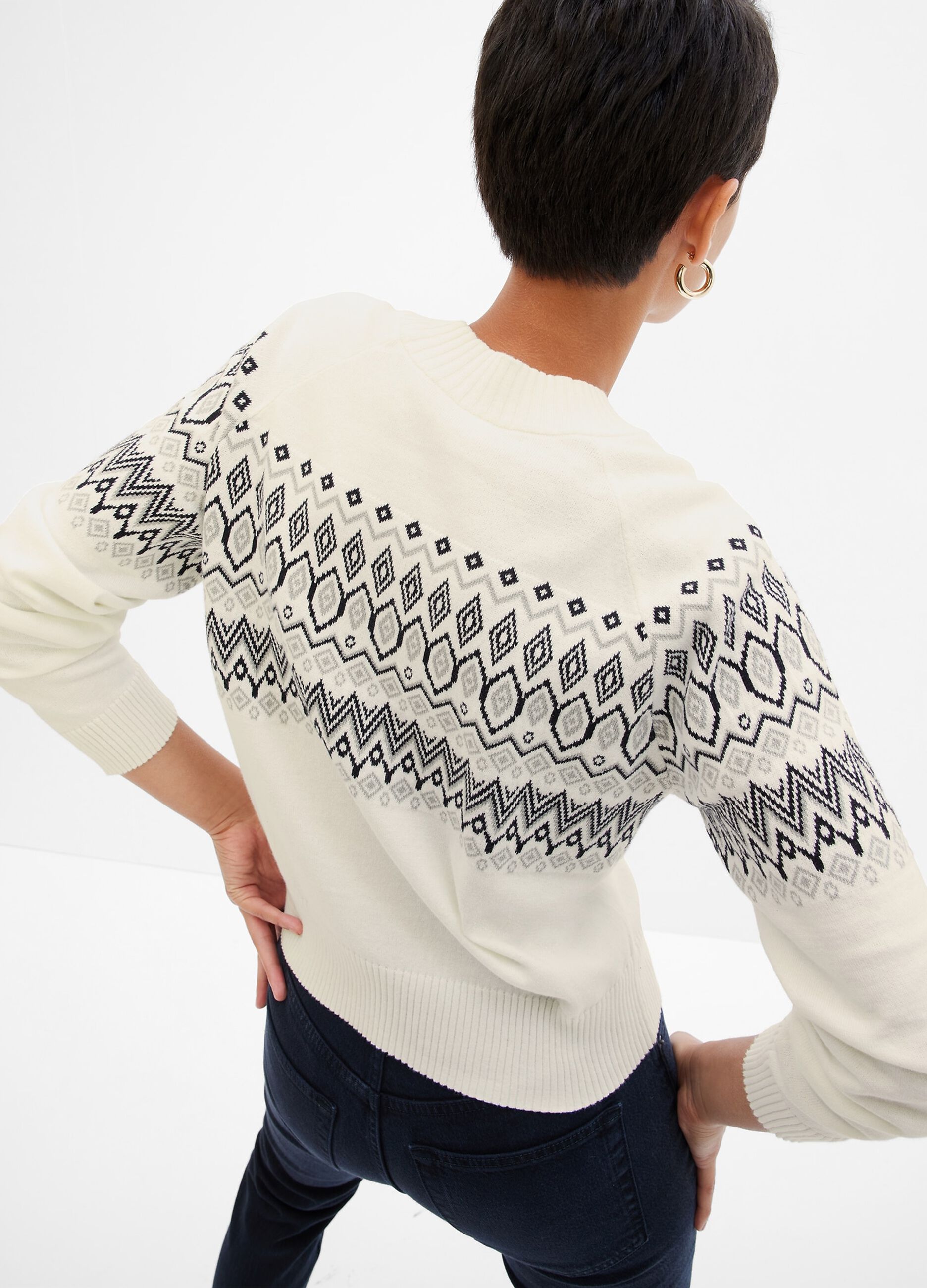 Pullover with jacquard geometric designs