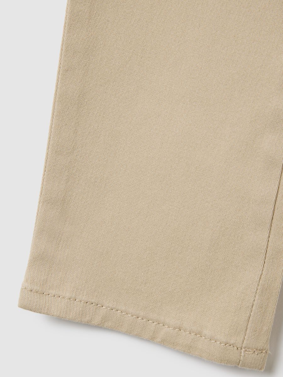 Pantaloni chino in cotone stretch Bambina_3