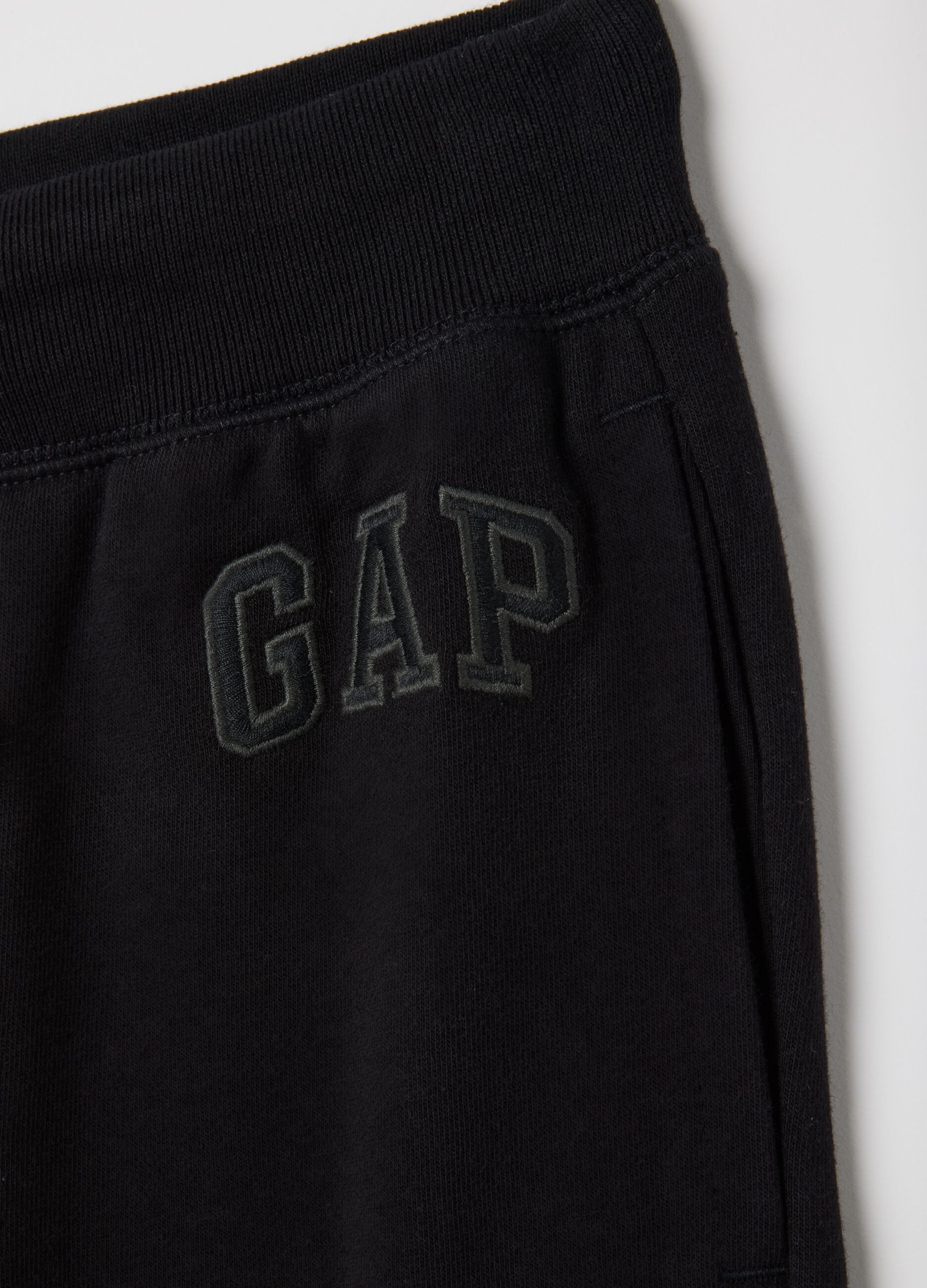 Pantaloni sportivi neri con logo GAP_2