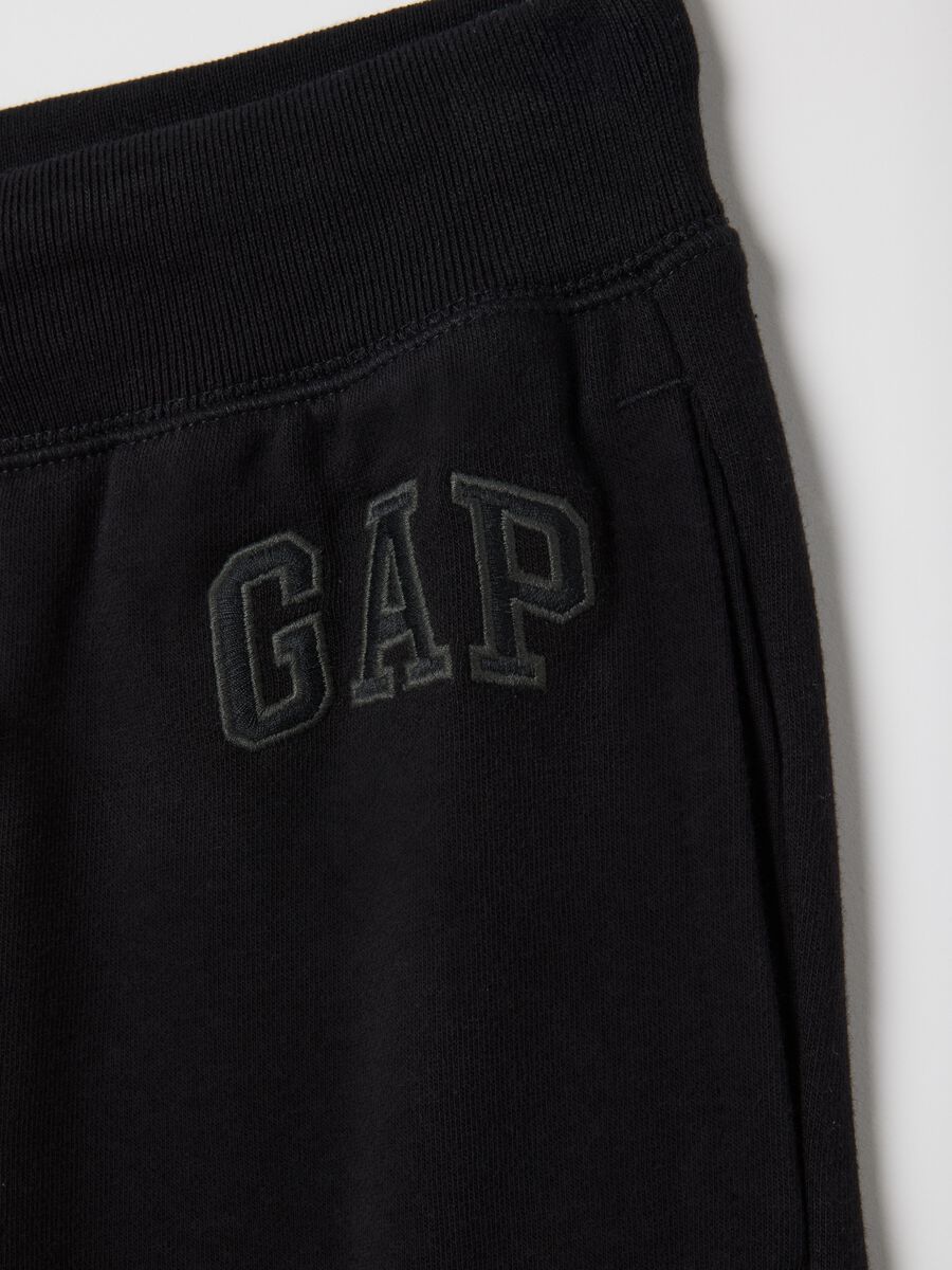 Pantaloni sportivi neri con logo GAP Bambino_2
