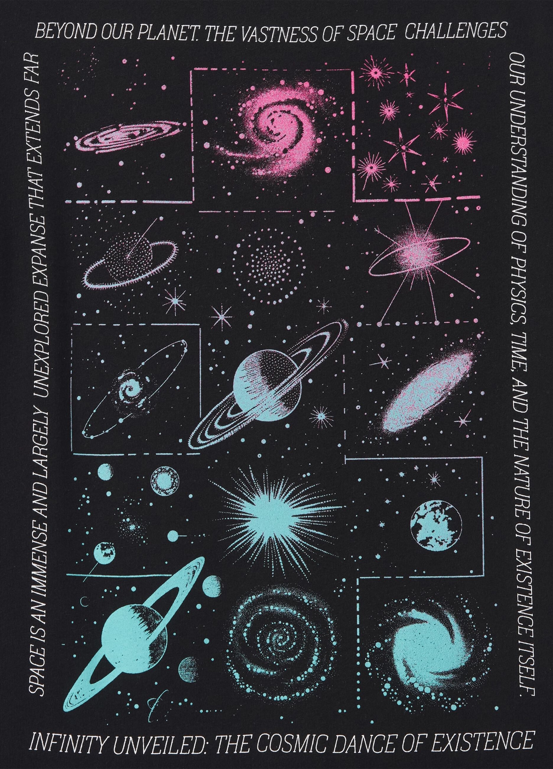 T-shirt nera con stampa spaziale_1