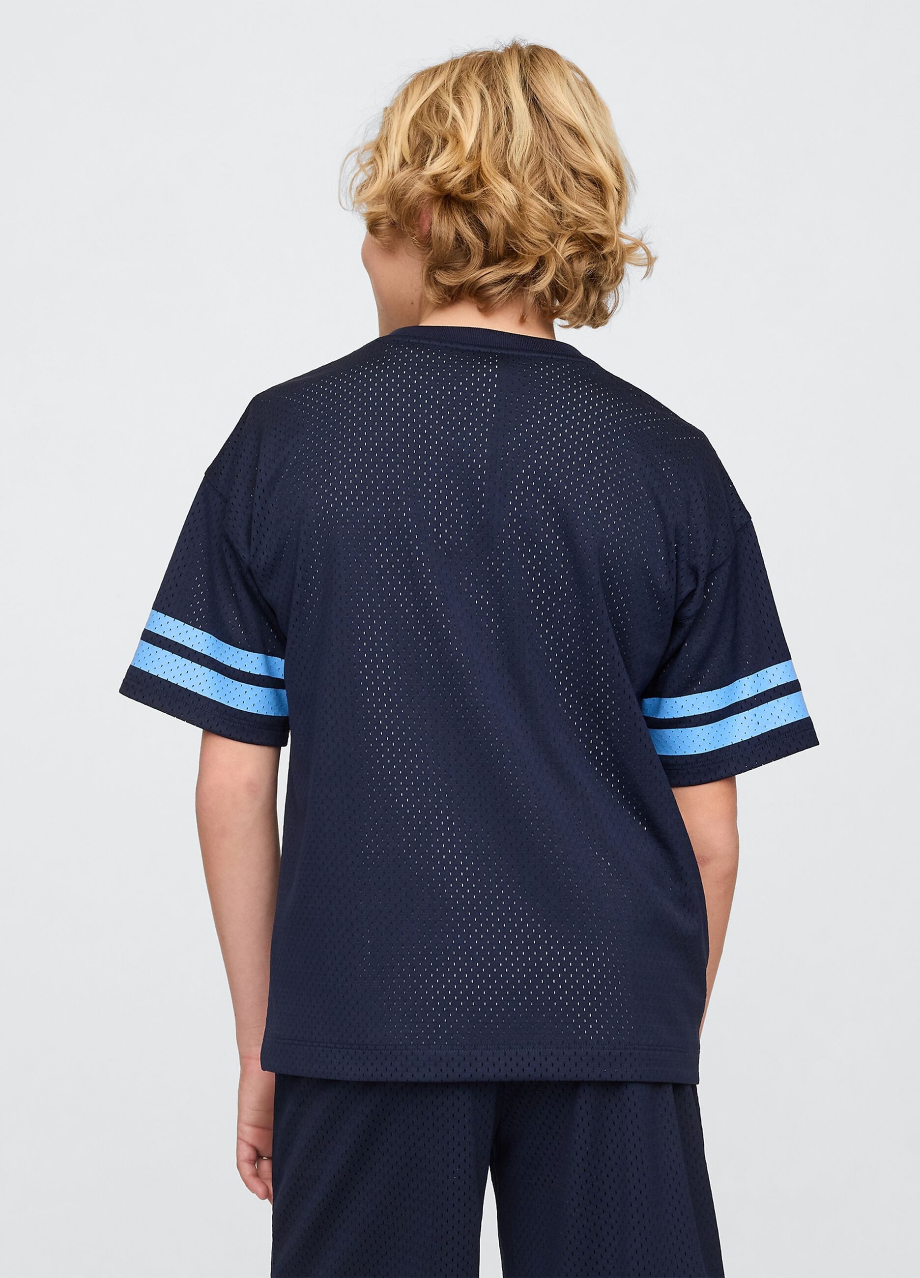 Maglia sportiva blu con logo e dettagli in azzurro_2