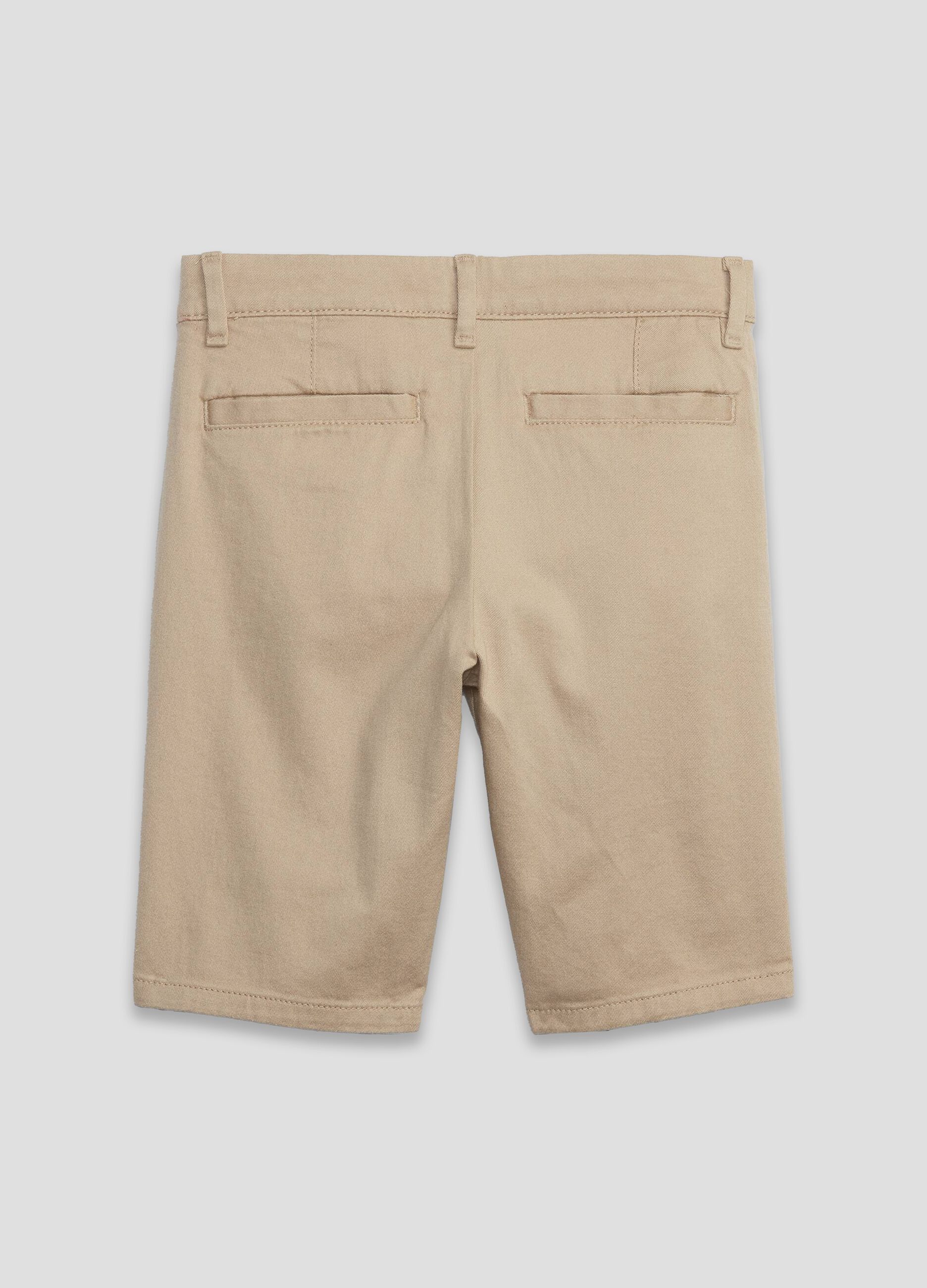 Solid colour Bermuda shorts with pockets_2