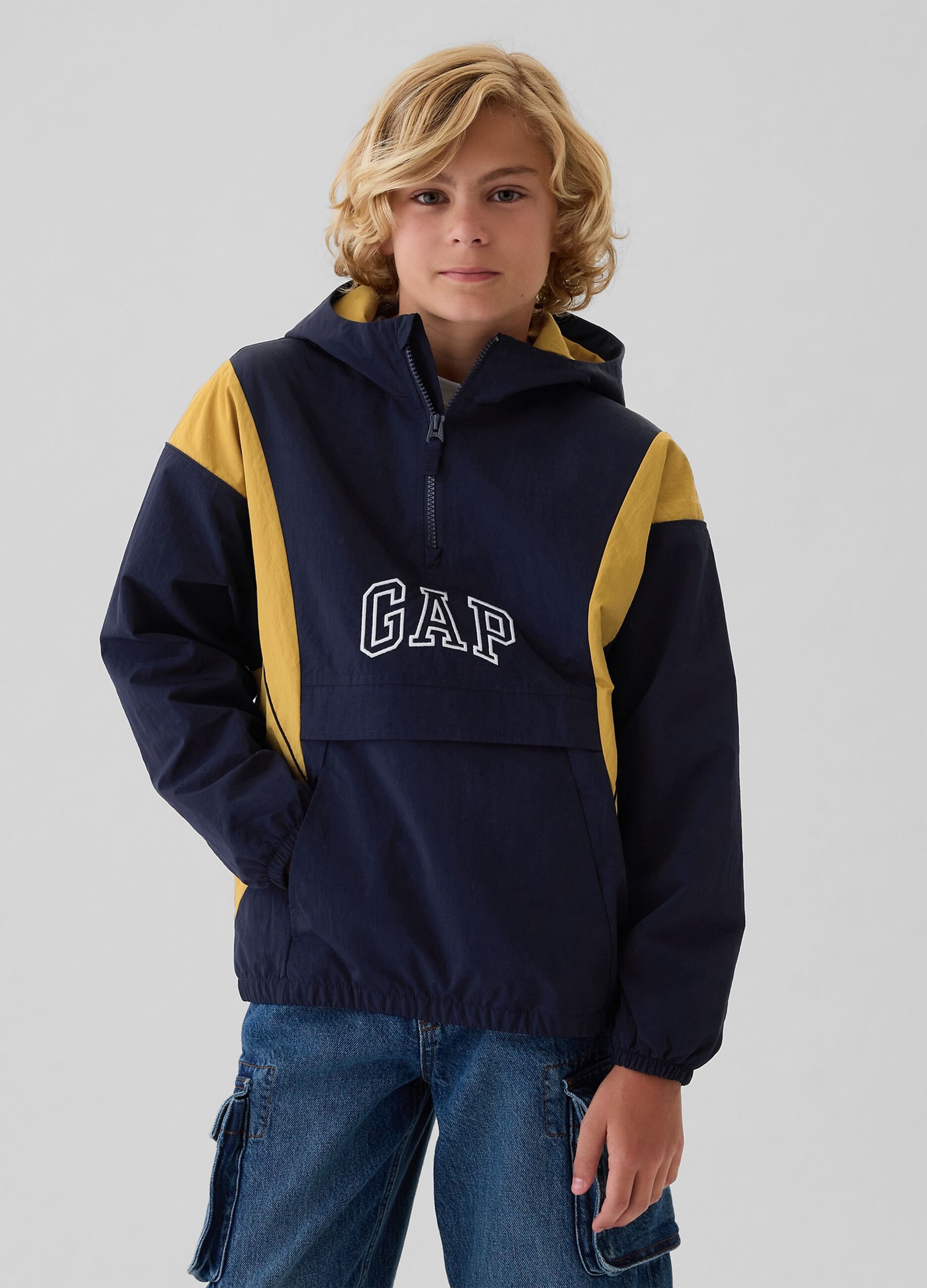 Giubbotto mezza zip con cappuccio e logo
