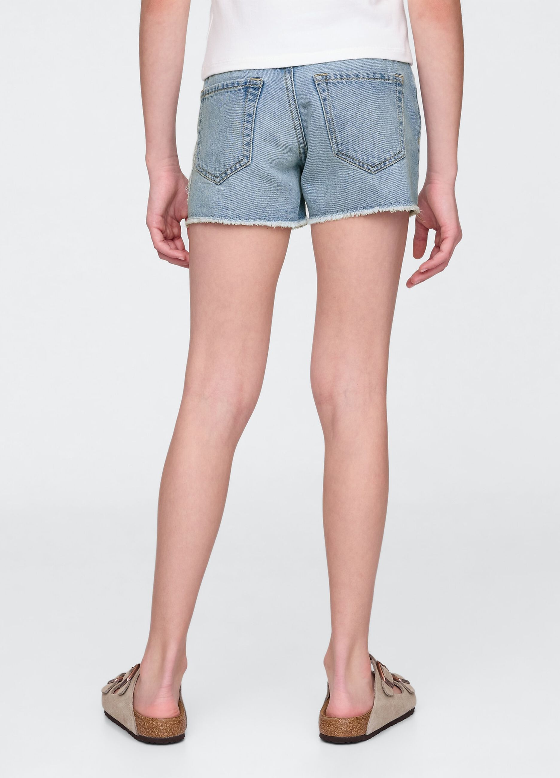 Shorts in denim chiaro con applicazione a farfalla_2