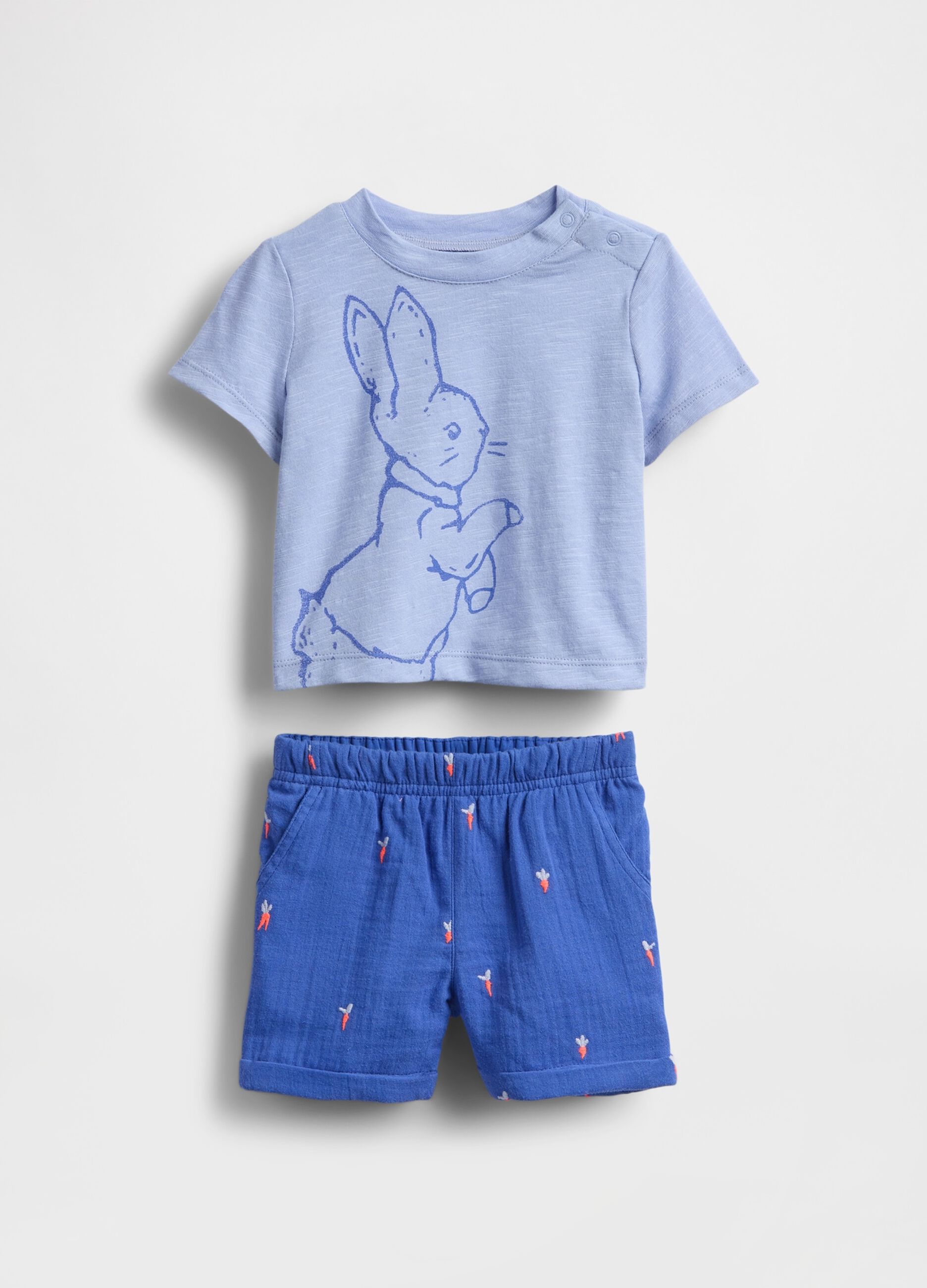 Completo estivo con maglietta azzurra e pantaloncini blu