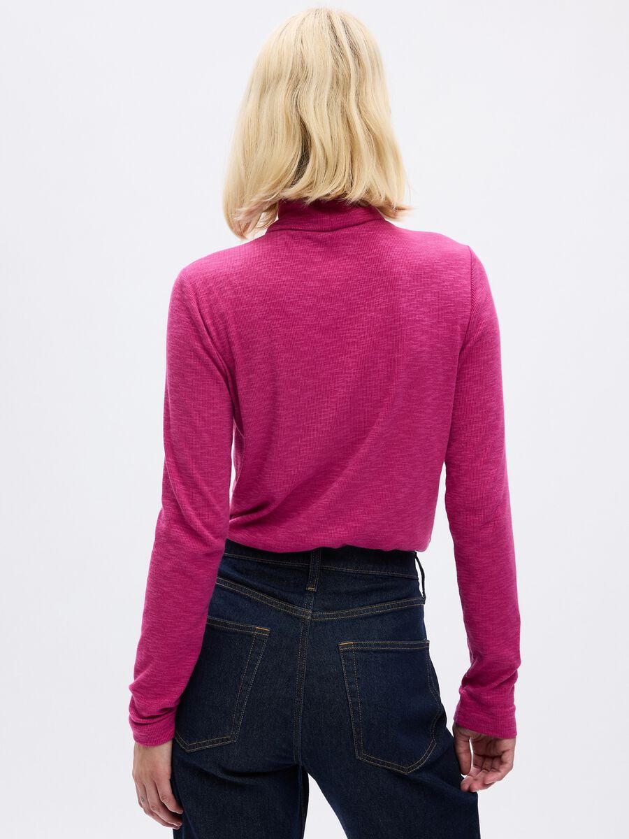 T-shirt a costine sottili con collo alto Donna_1