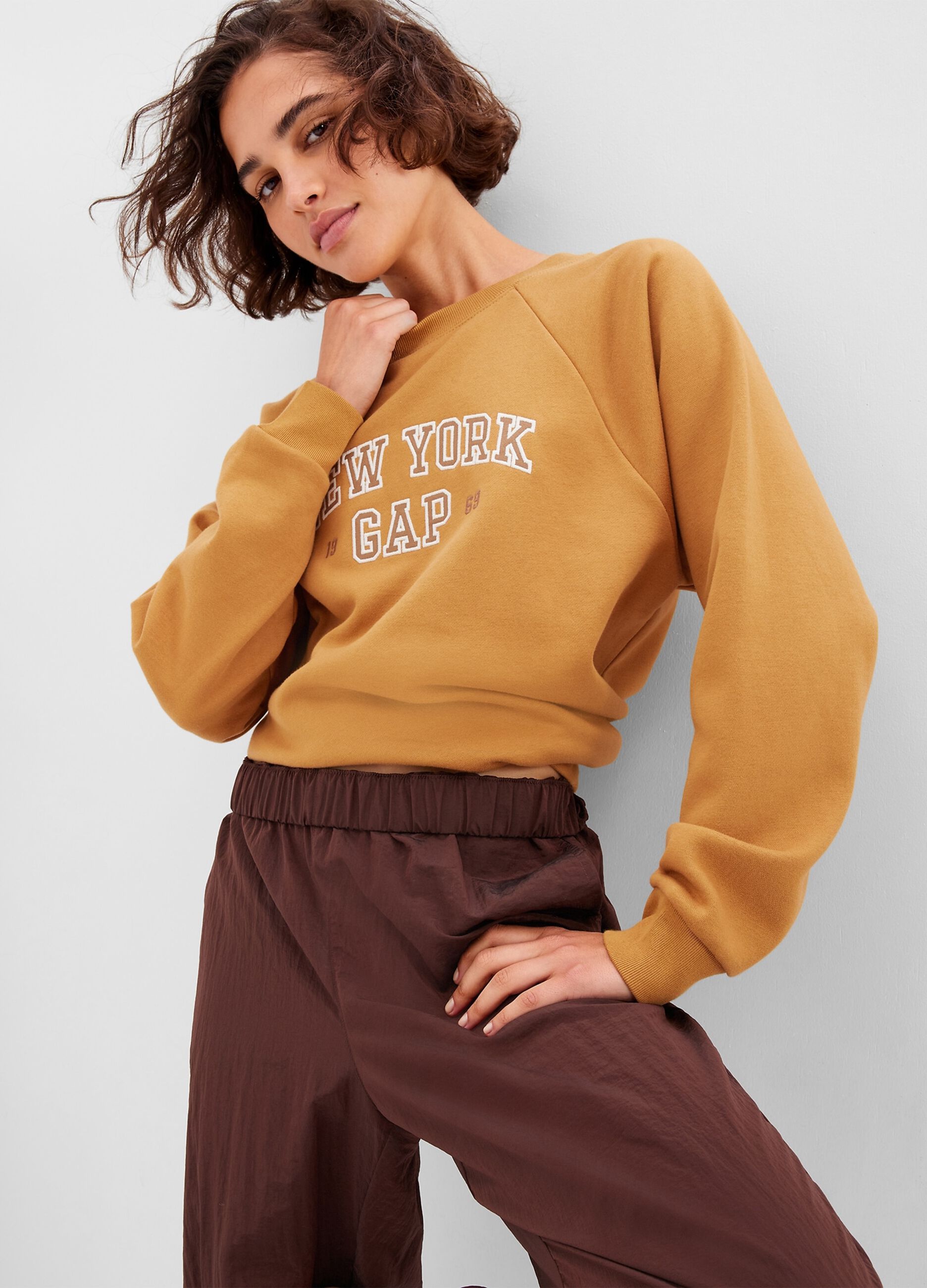 Sweatshirt with raglan sleeves and embroidery