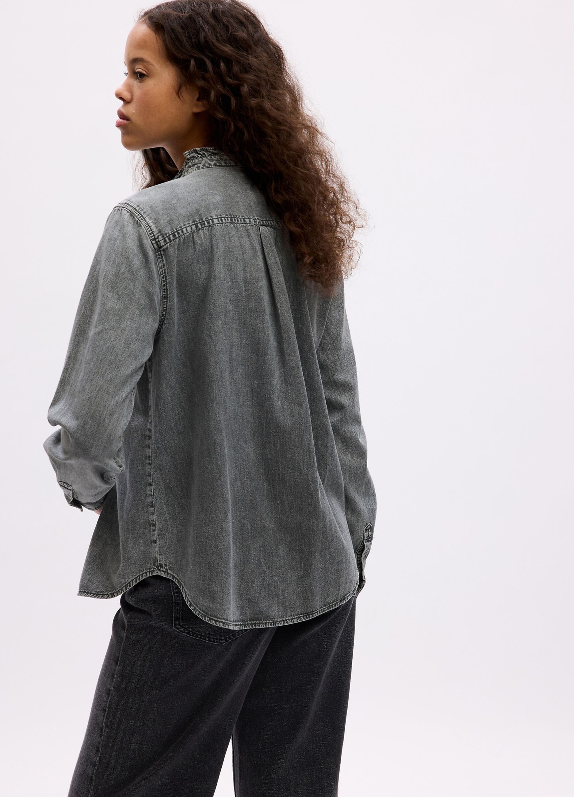 Camicia in denim con bottoni gioiello_1