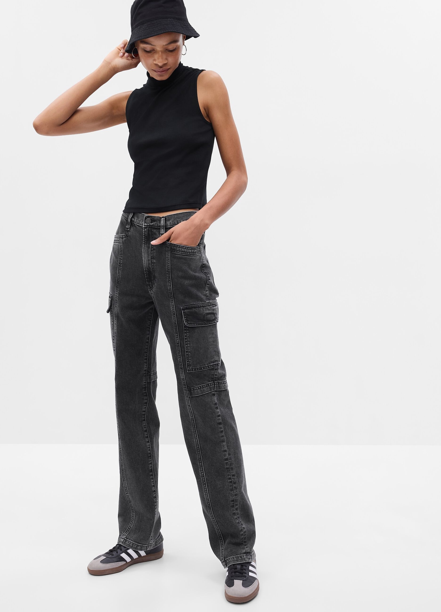 Loose-fit cargo jeans with high waist