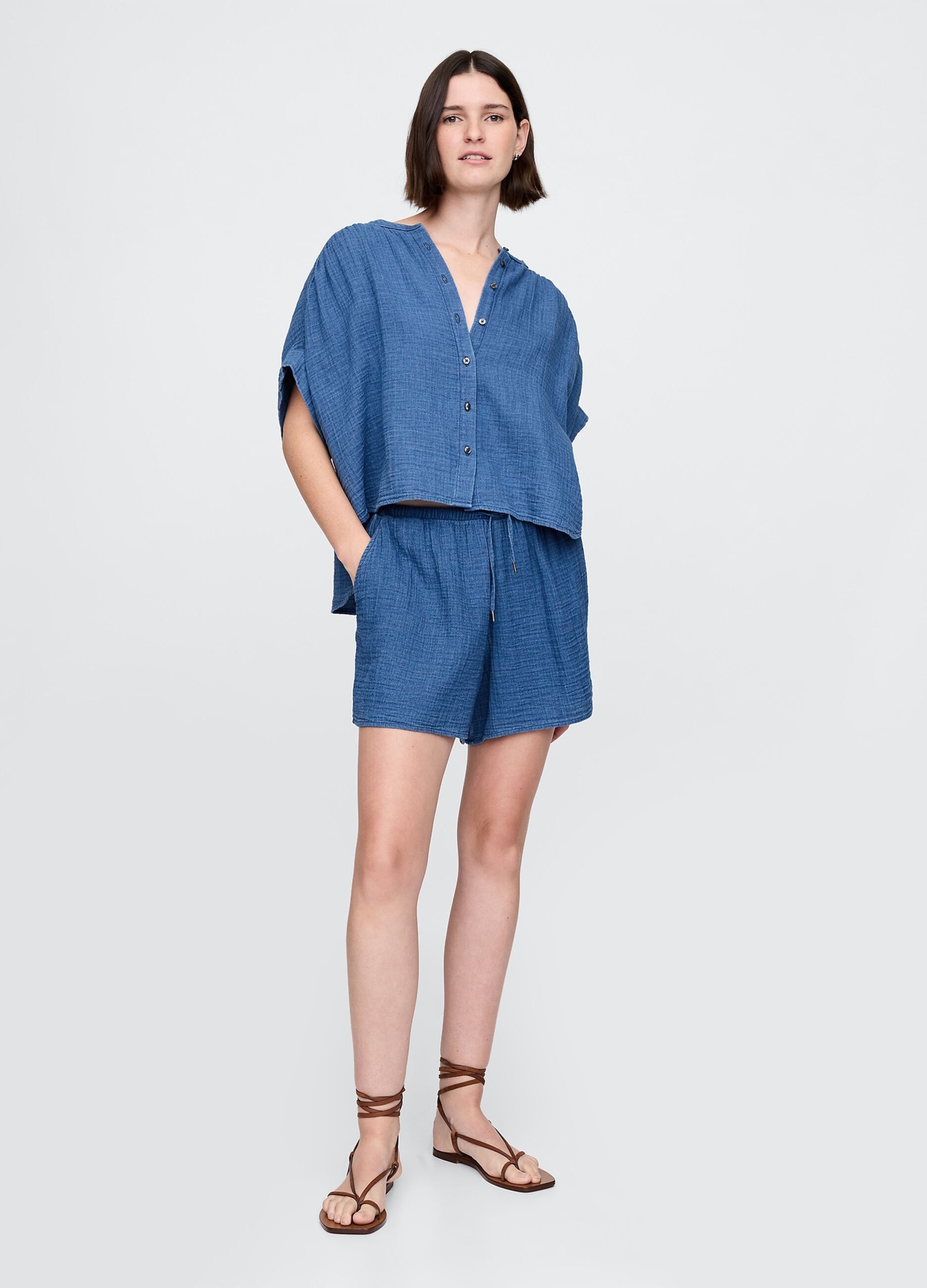 Completo estivo blu in tessuto leggero con bottoni_3