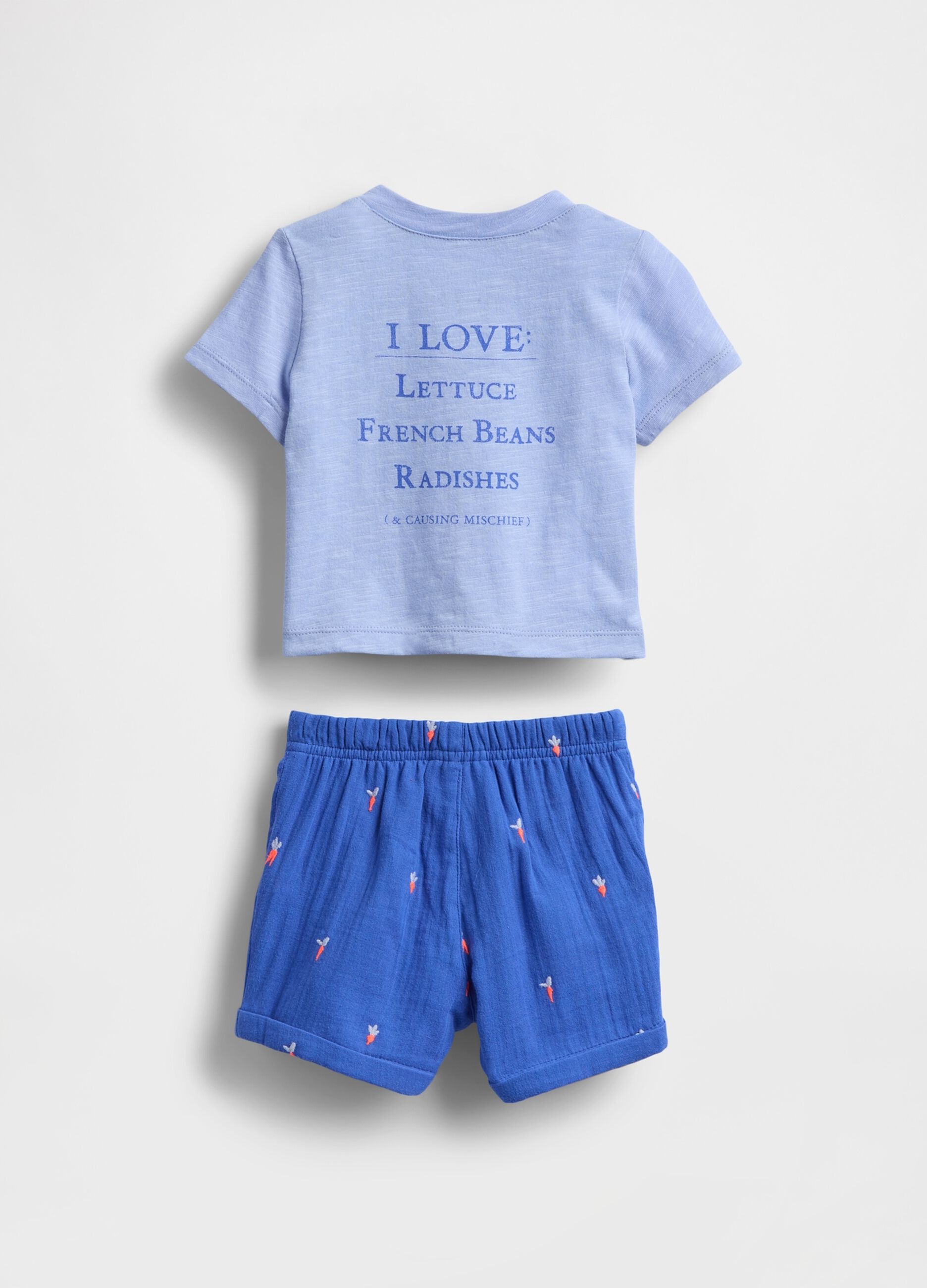 Completo estivo con maglietta azzurra e pantaloncini blu_1