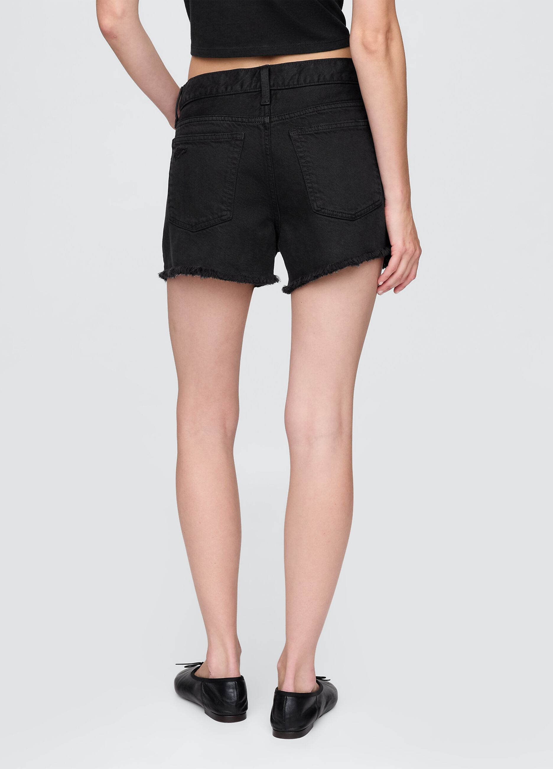 Short in denim nero con orlo sfrangiato_2