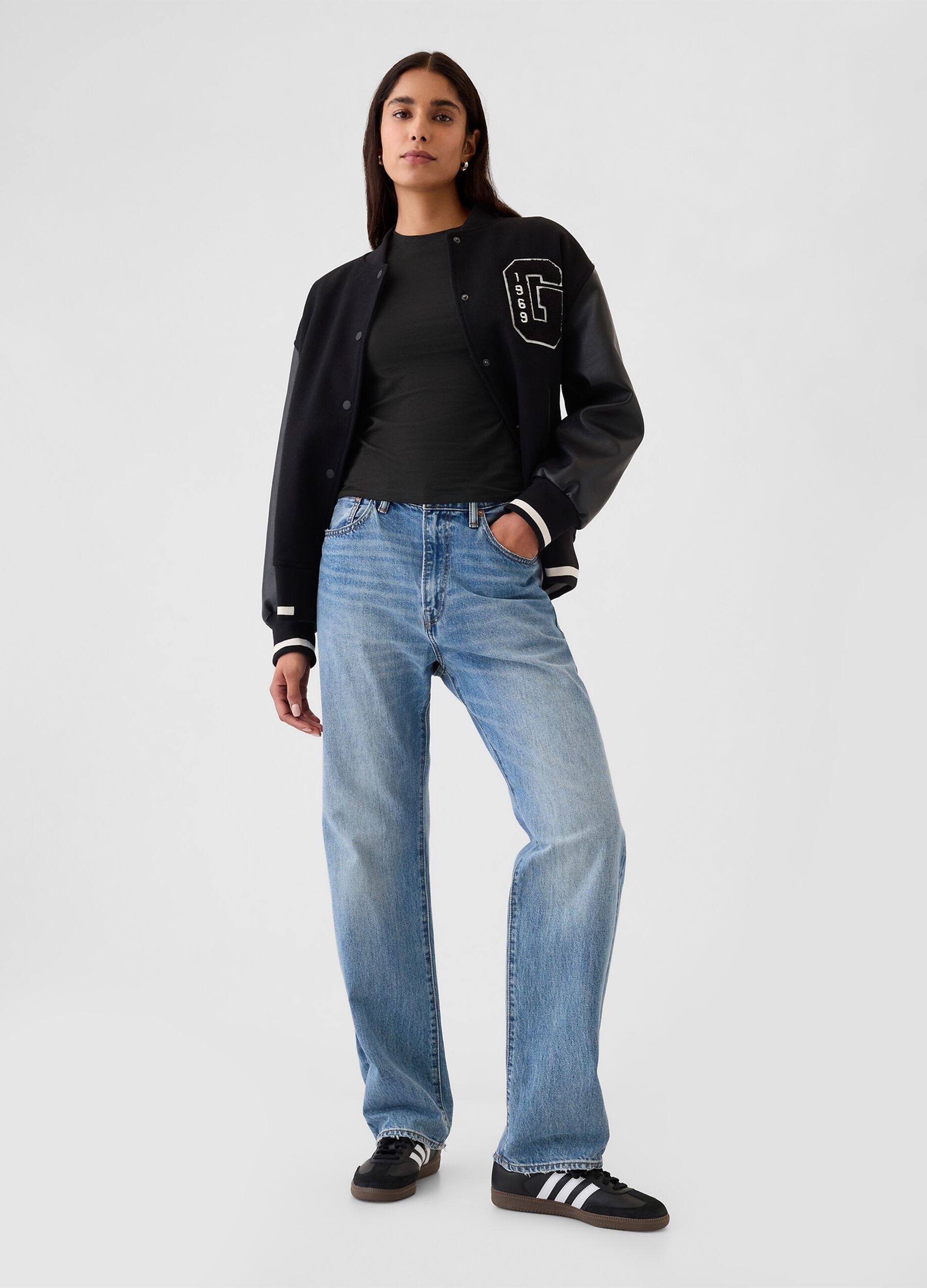 T-shirt nera elasticizzata a maniche corte_2