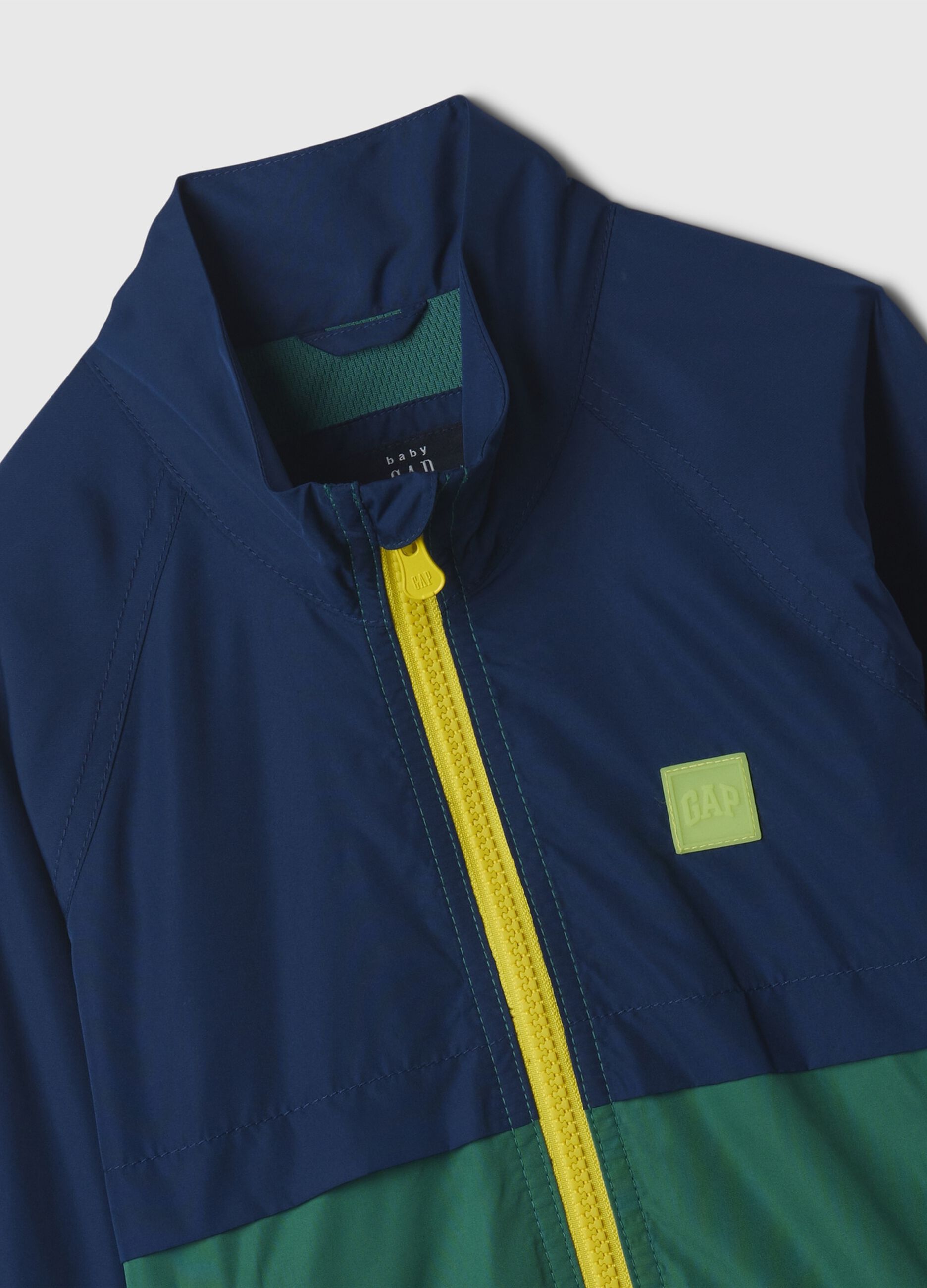 Giacca a vento bicolore con patch logo_2