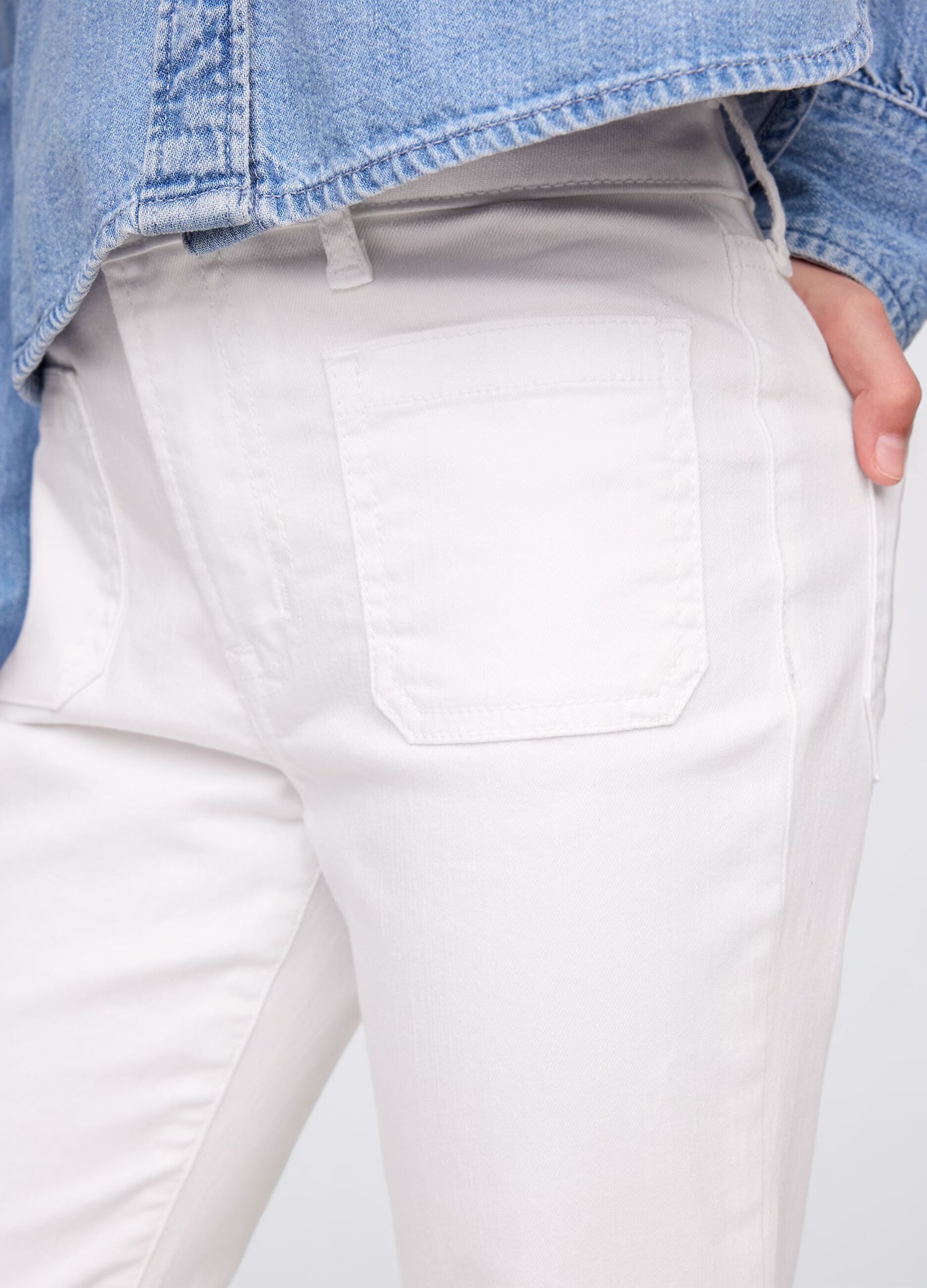 Jeans bianchi a zampa_3