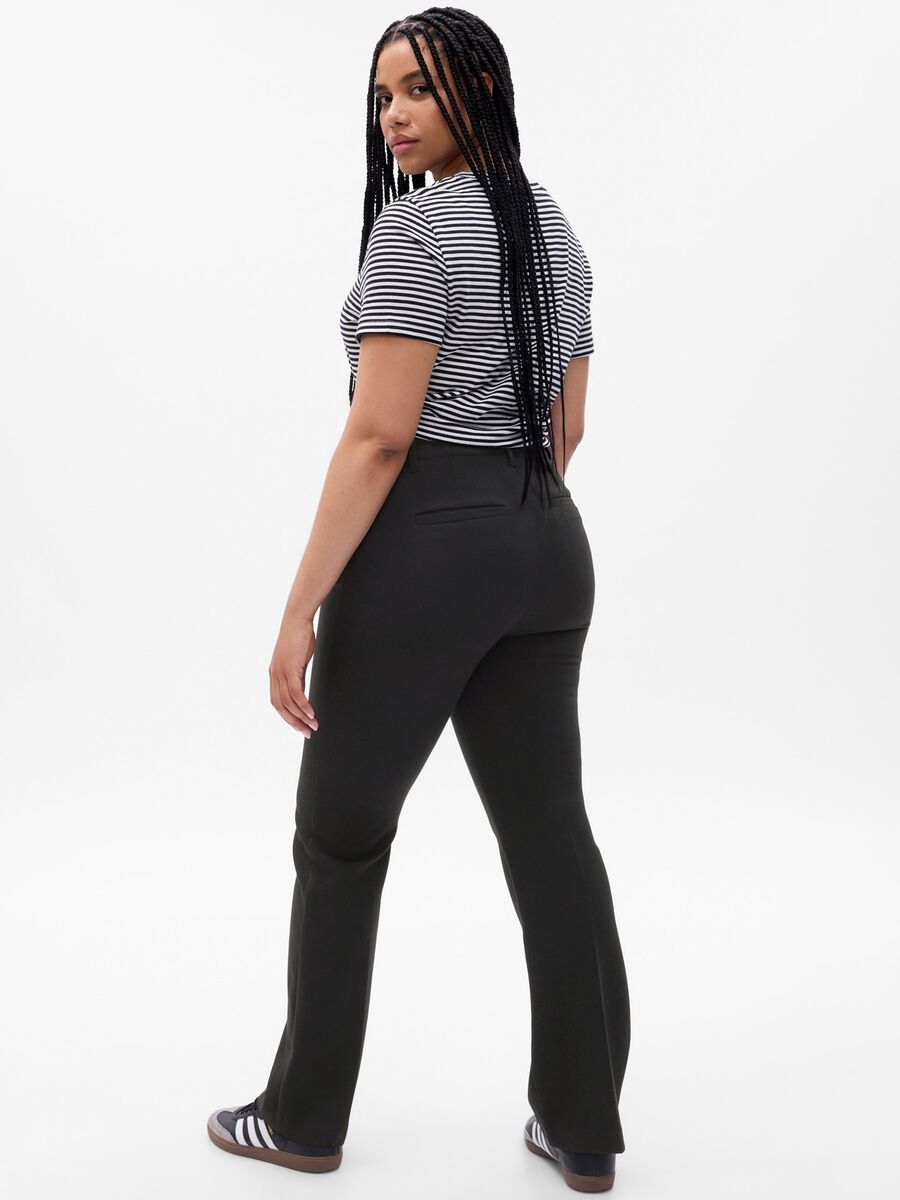 Pantaloni flare fit con bottoni dorati Donna_4