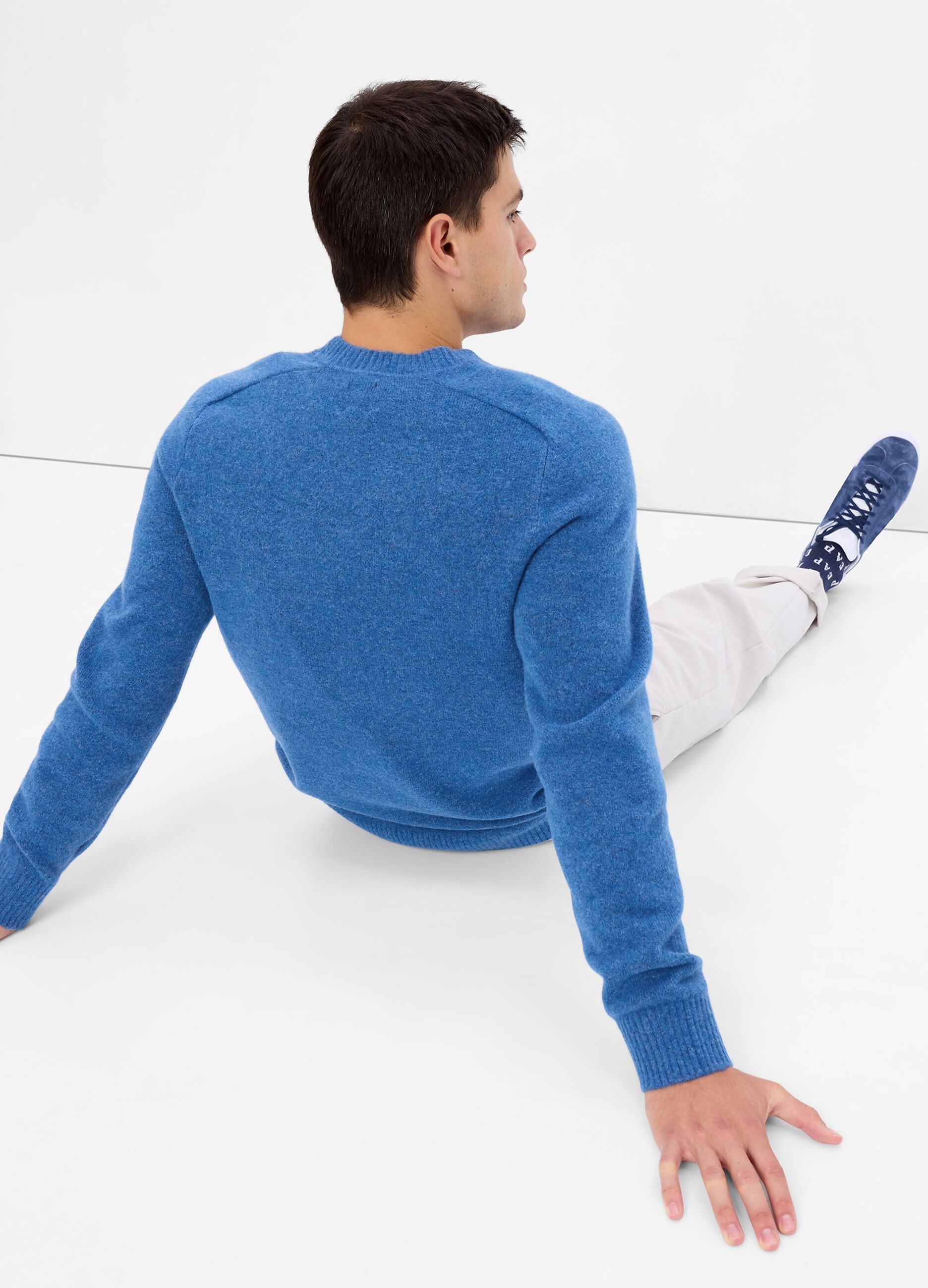 Round neck pullover with raglan sleeves._1