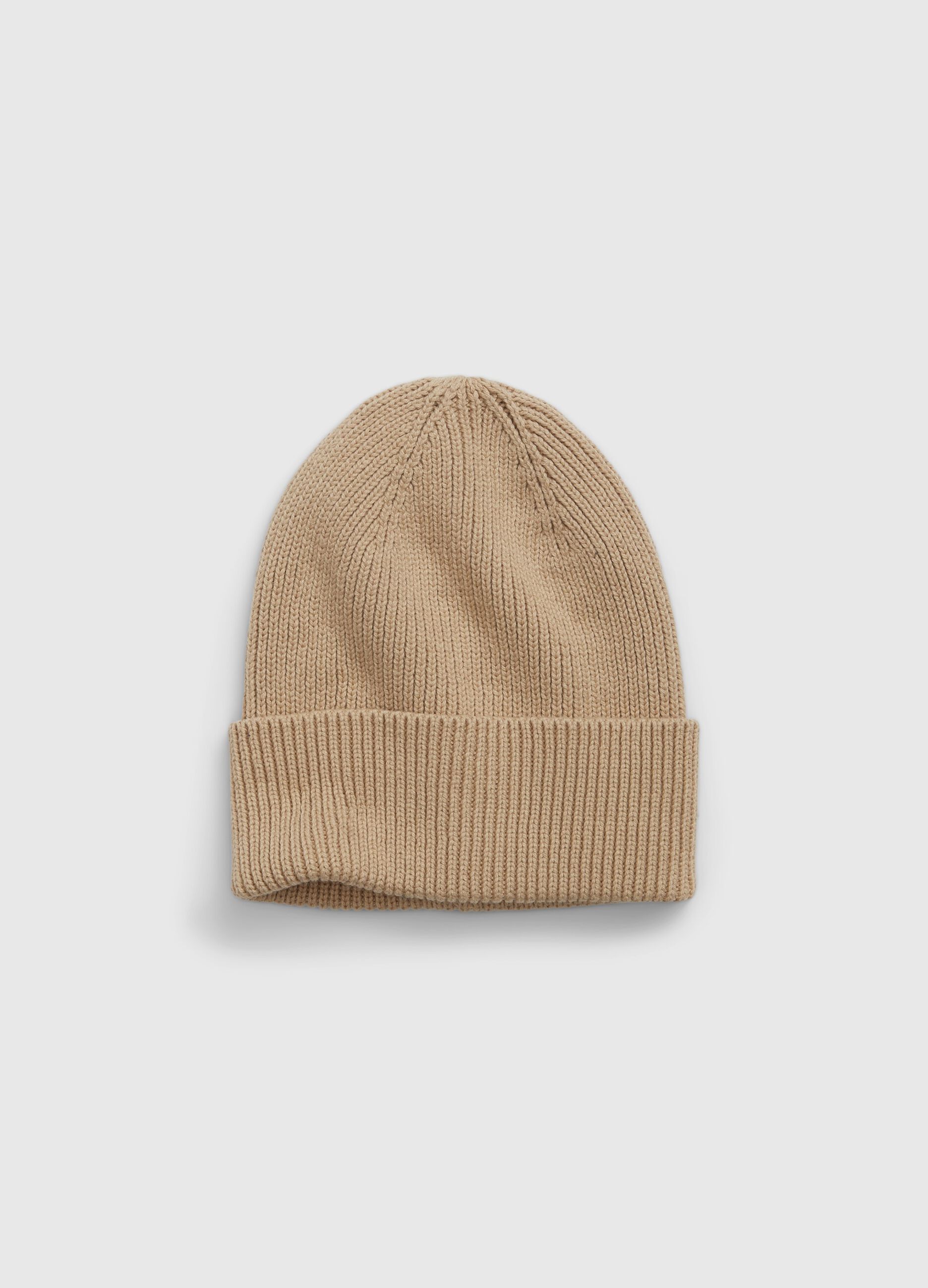 Hat with ribbed fold