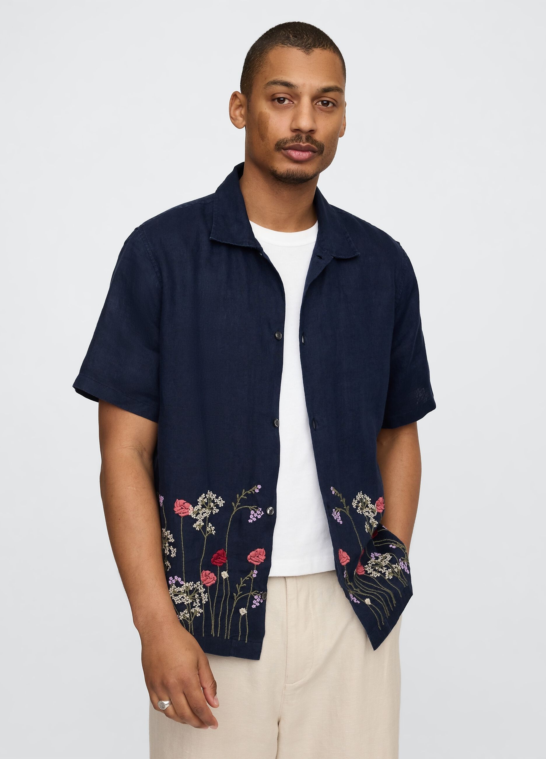 Camicia blu con ricami floreali