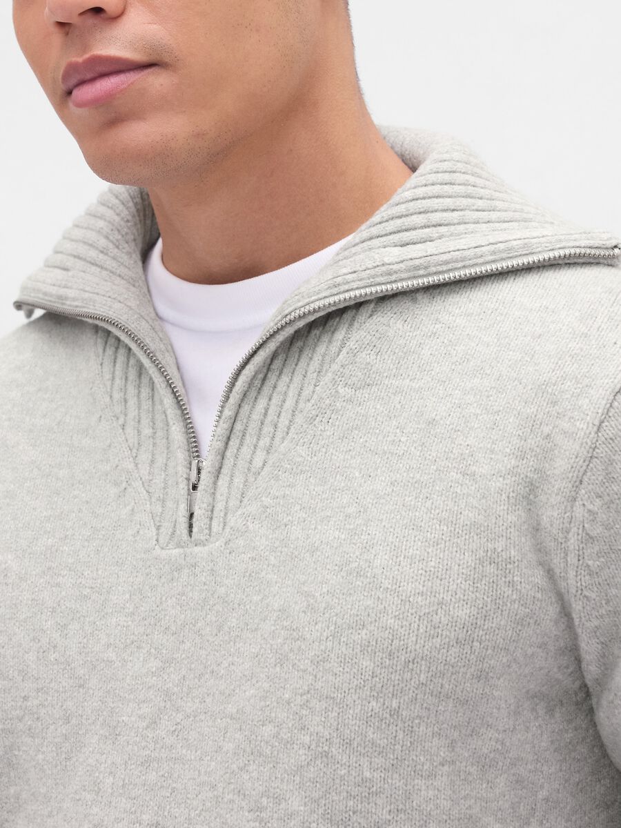 Maglione grigio con zip Uomo_3