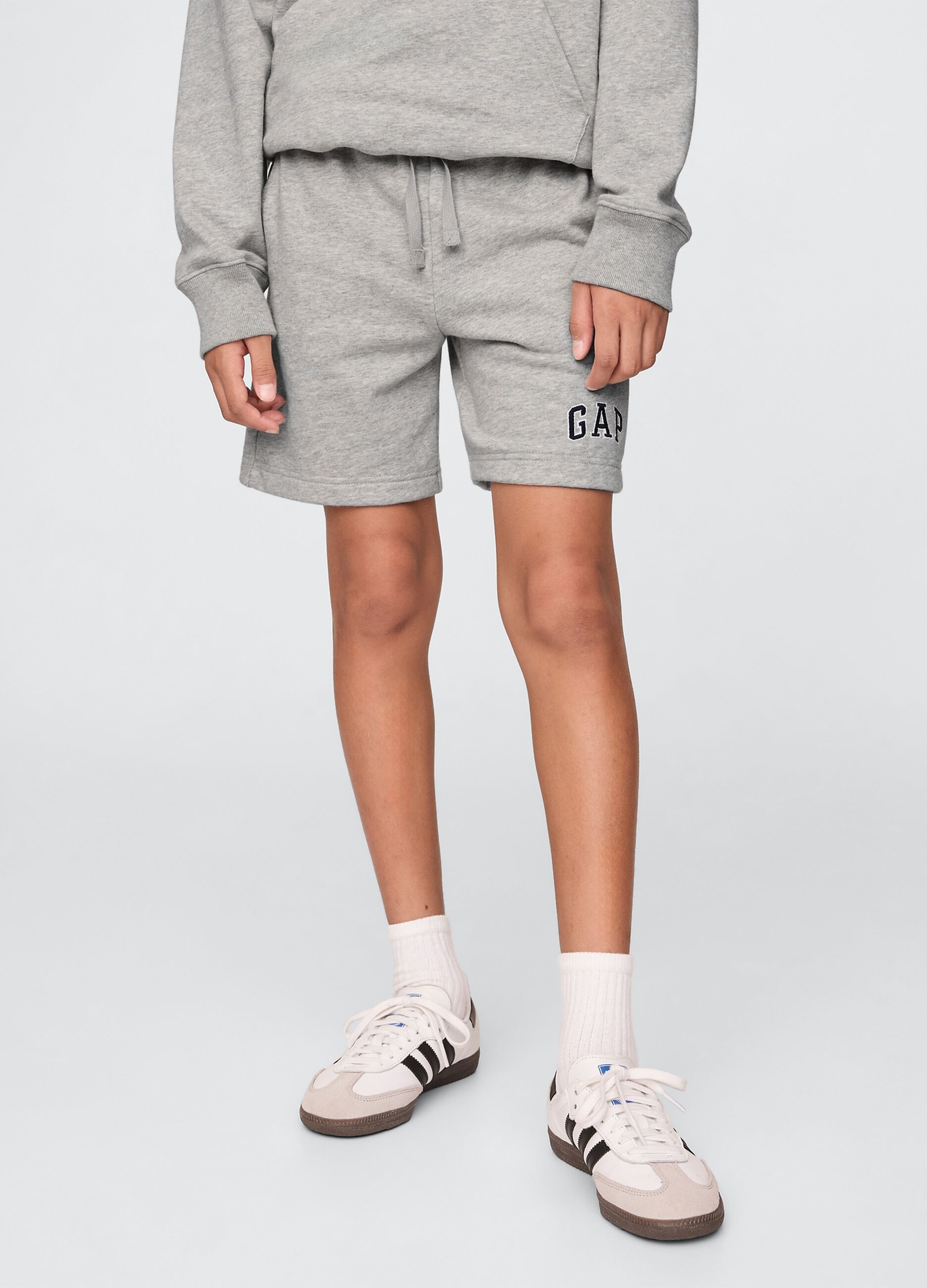 Shorts grigi con logo GAP per bambini_1