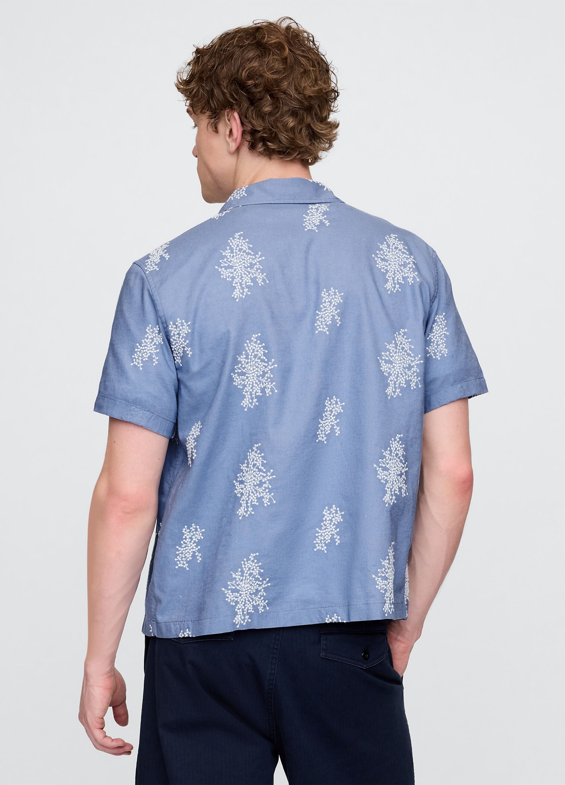 Camicia a maniche corte azzurra con stampa floreale_2
