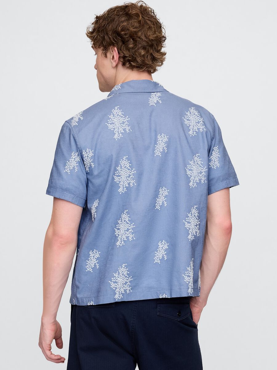 Camicia a maniche corte azzurra con stampa floreale Uomo_2