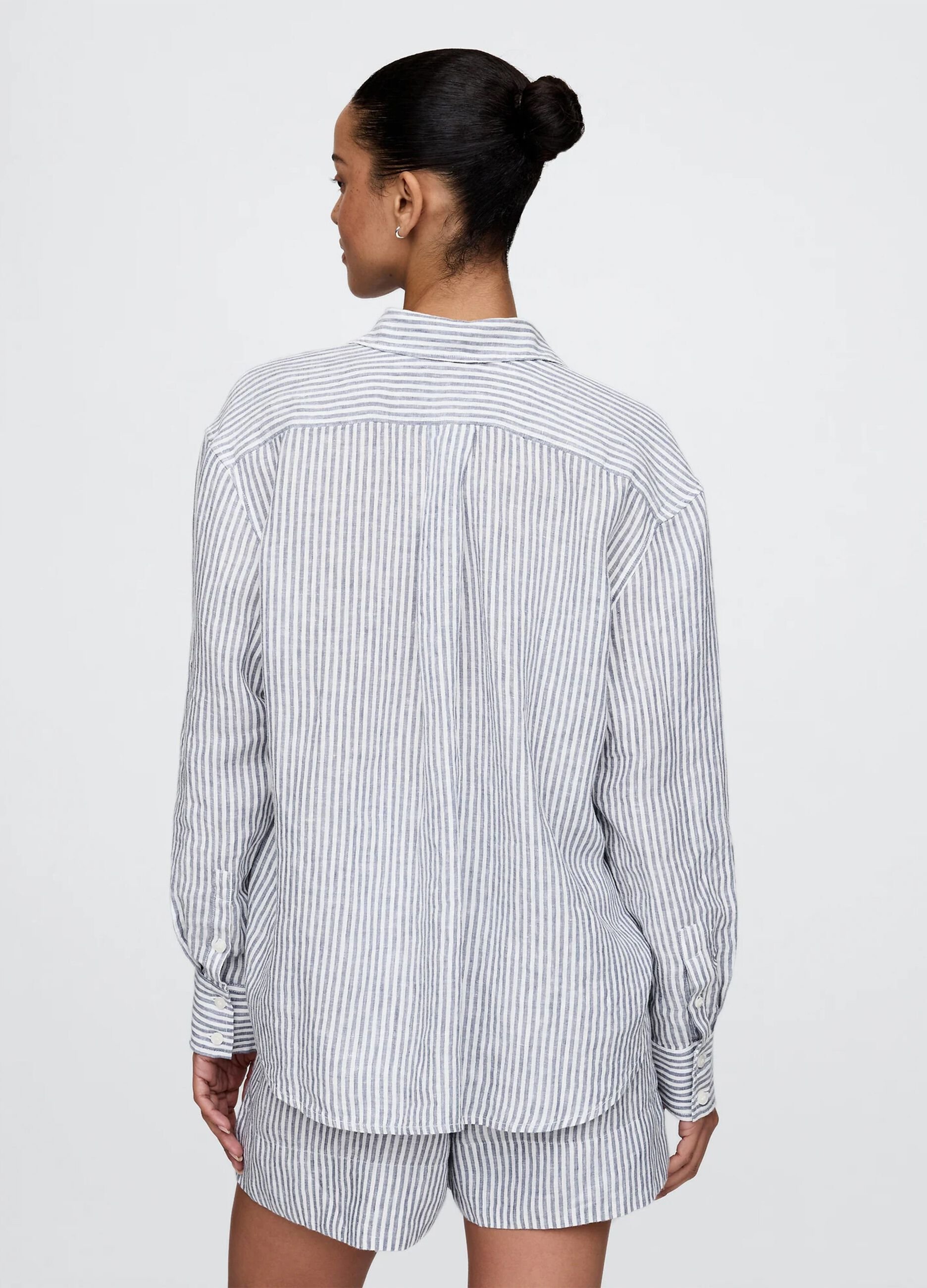 Camicia a righe bianche e blu ampia in puro lino_2