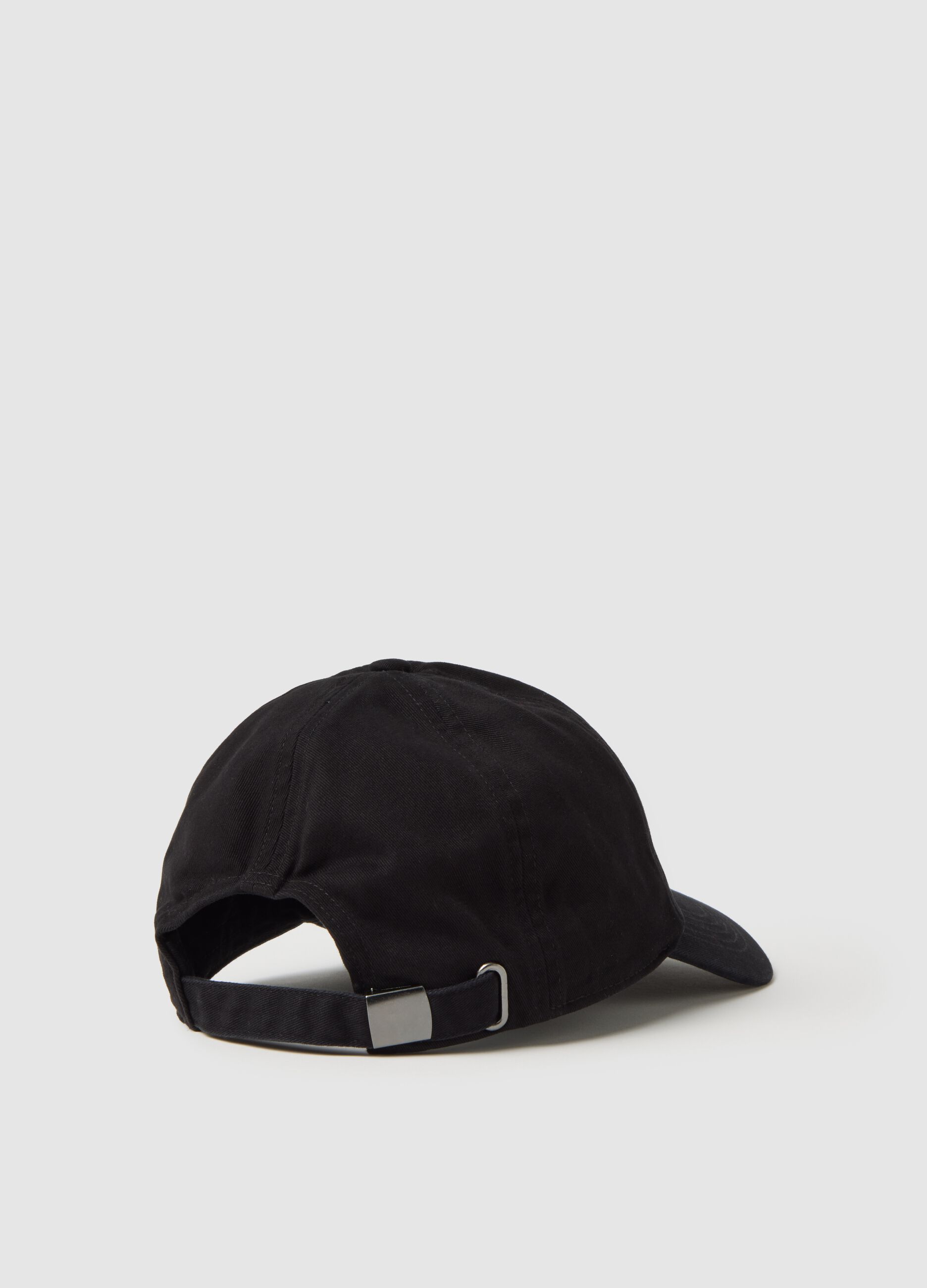 Baseball cap with embroidered logo_1