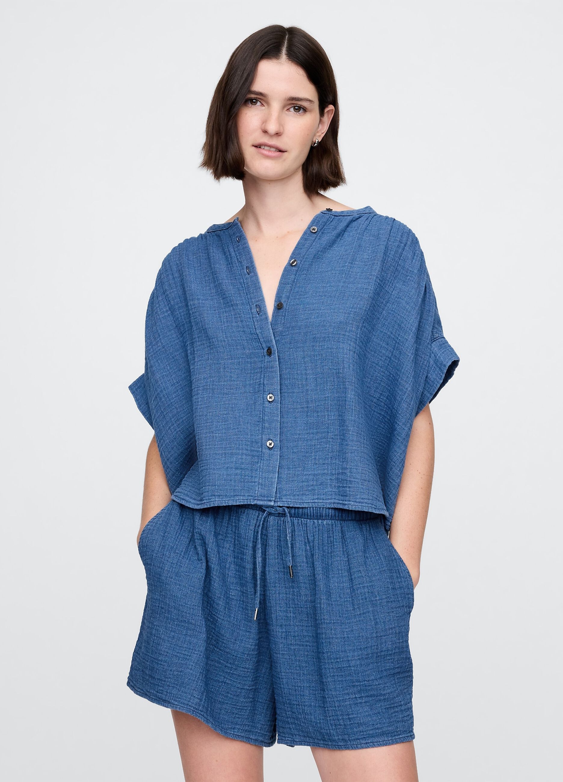 Completo estivo blu in tessuto leggero con bottoni
