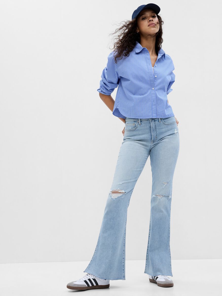 Jeans flare fit con spacchi Donna_0