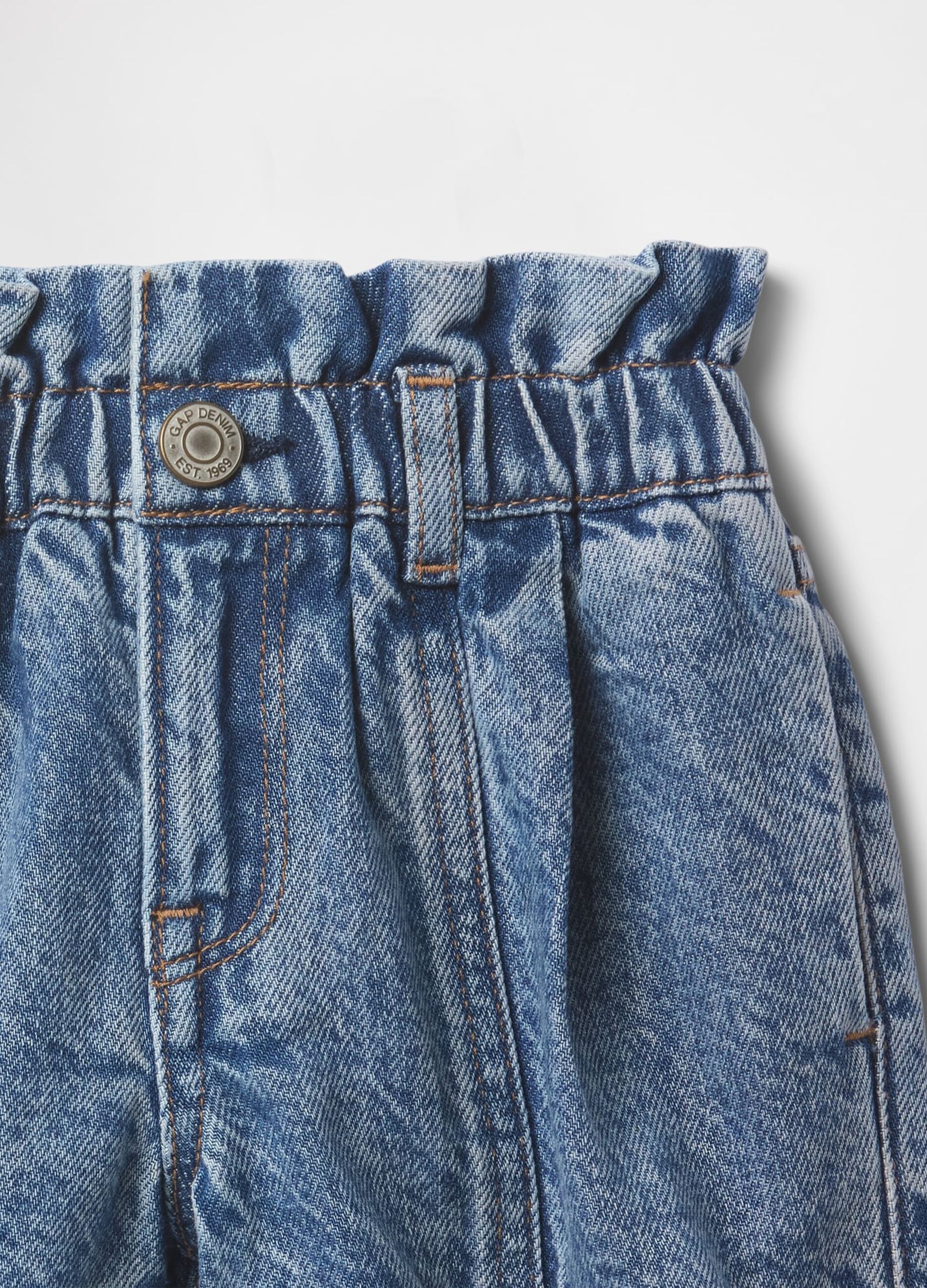 Shorts in denim con dettagli a pieghe per bambina_3