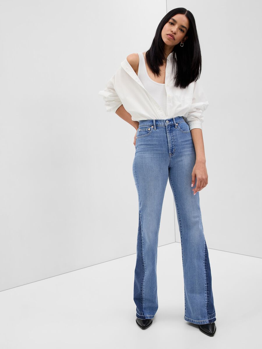 Jeans flare fit con inserti a contrasto Donna_2