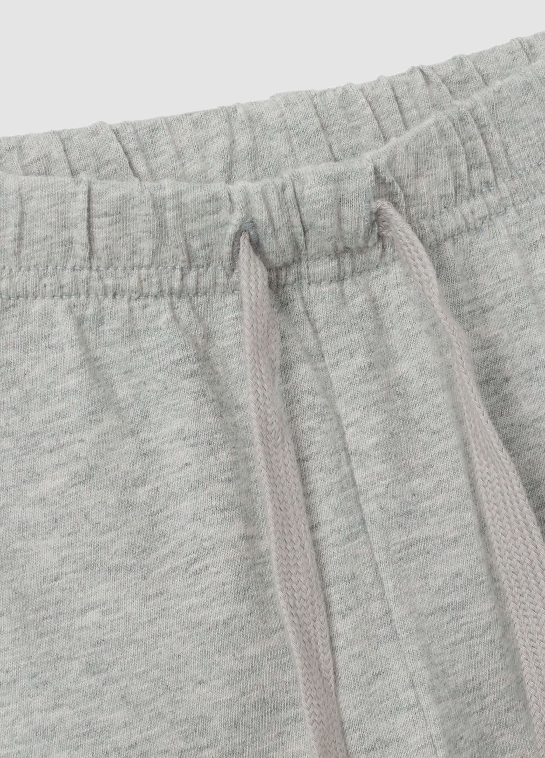 Joggers con coulisse e ricamo orsetto_3