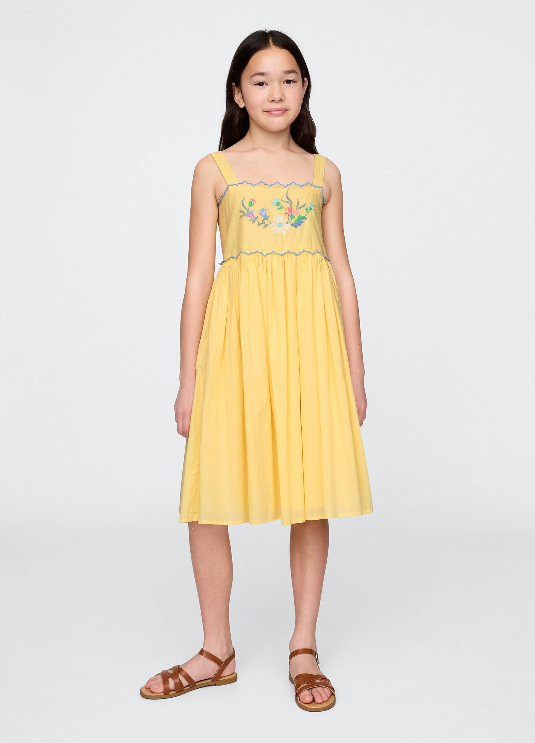 Vestito estivo giallo con ricami floreali in cotone