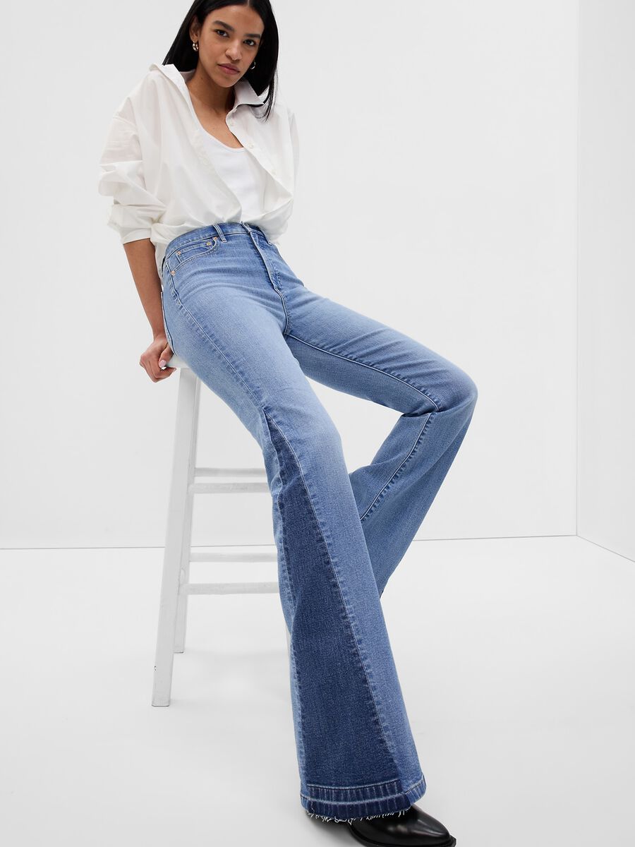 Jeans flare fit con inserti a contrasto Donna_0