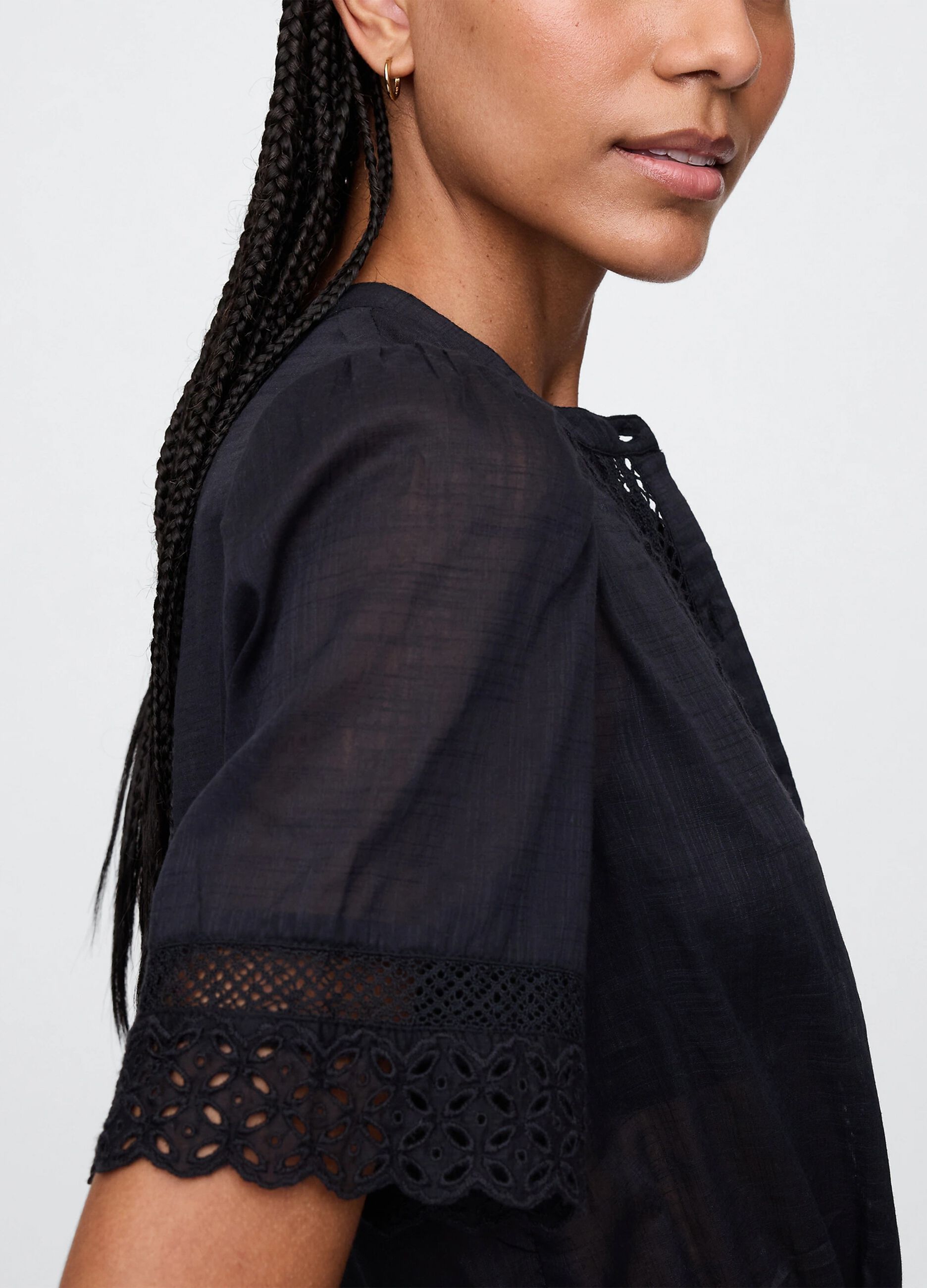 Blusa nera ricamata in cotone_3