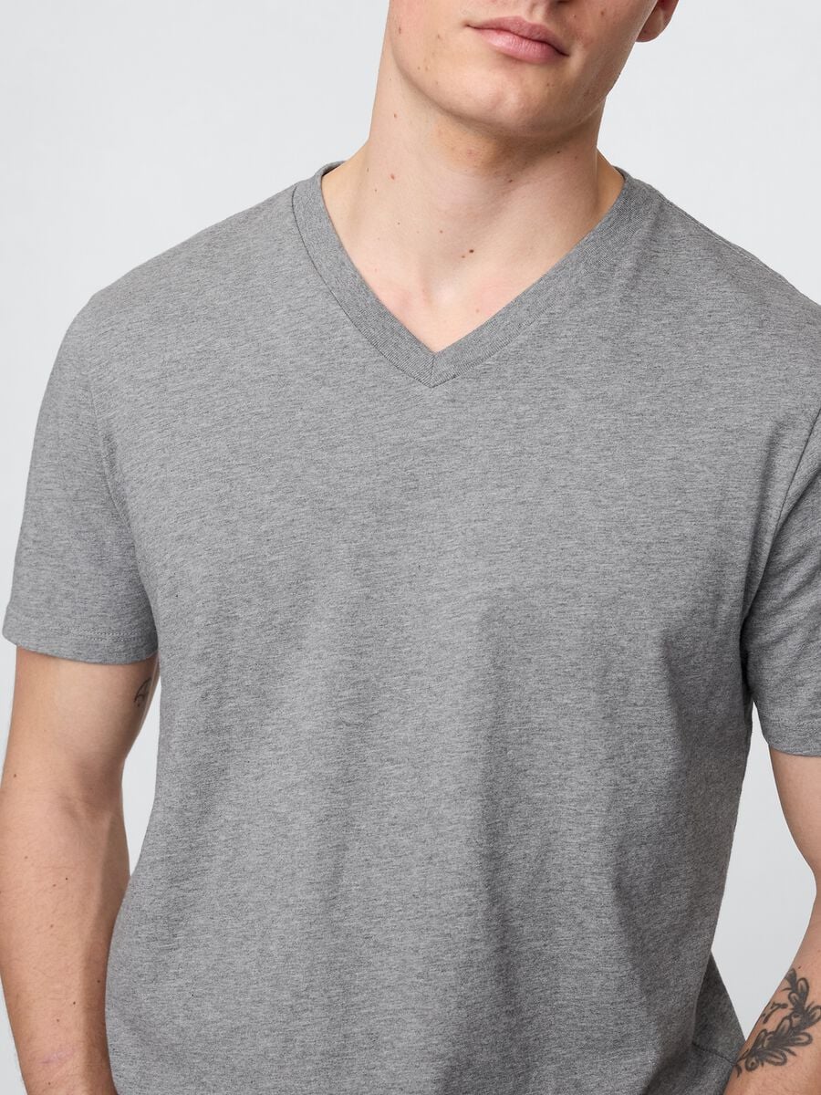 T-shirt in puro cotone con scollo a V Uomo_2