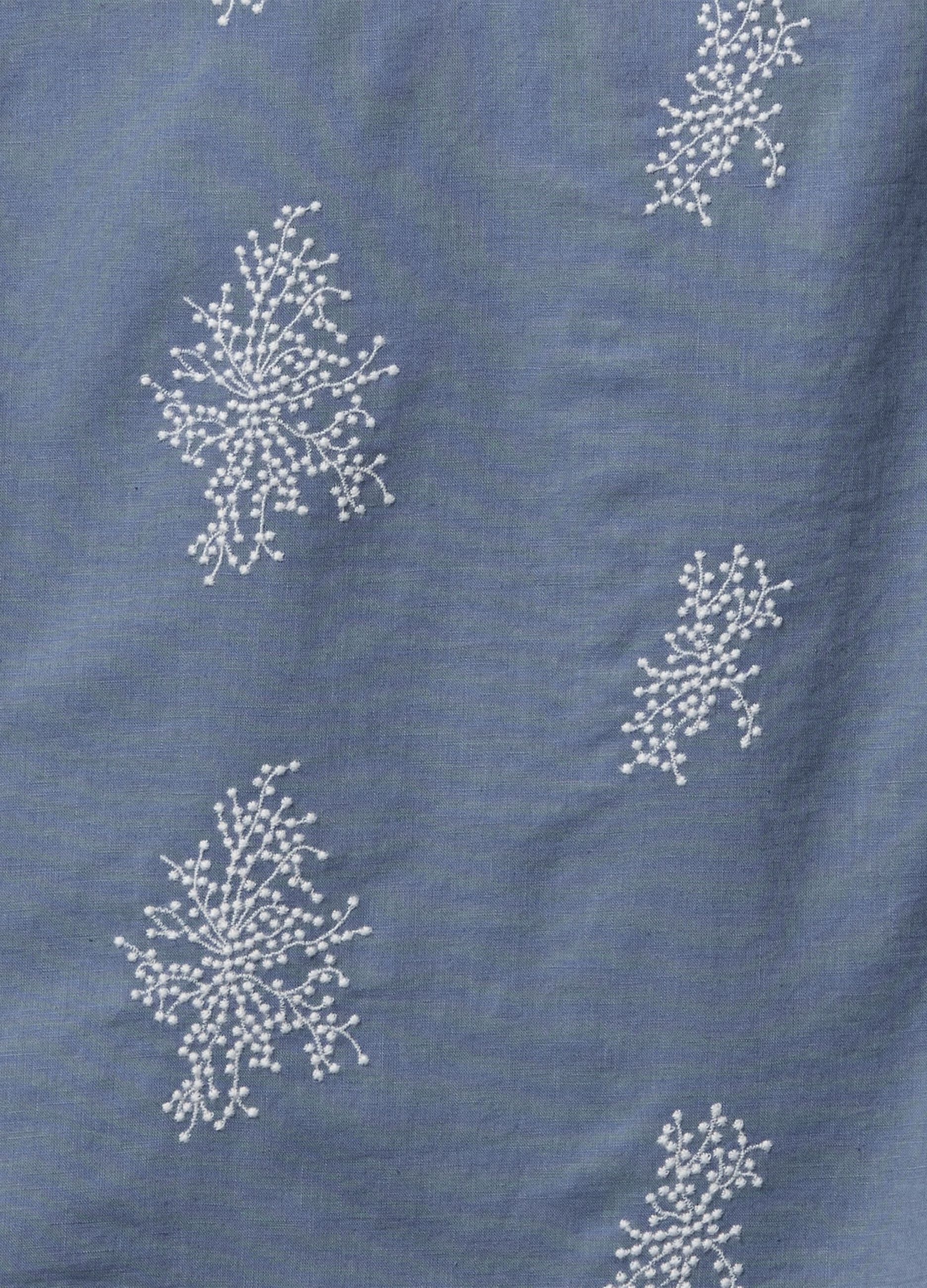 Camicia a maniche corte azzurra con stampa floreale_4