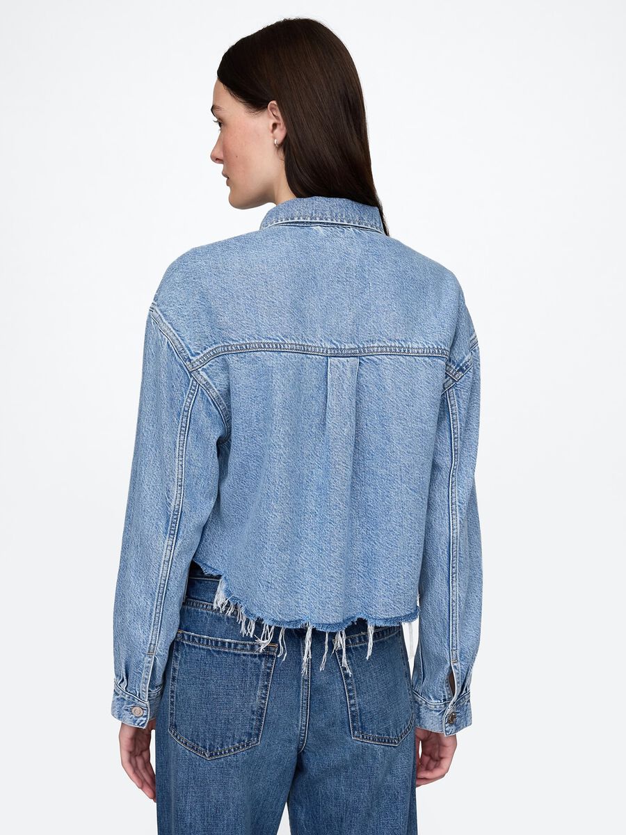 Giacca cropped in denim con bordi sfrangiati Donna_1