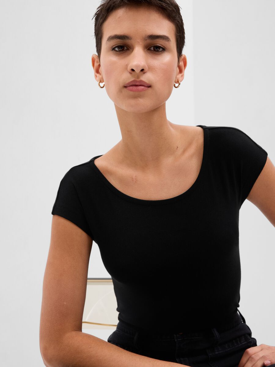 T-shirt con scollo a barchetta Donna_0