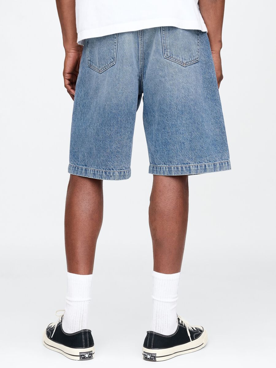Bermuda in denim con effetto slavato Uomo_2