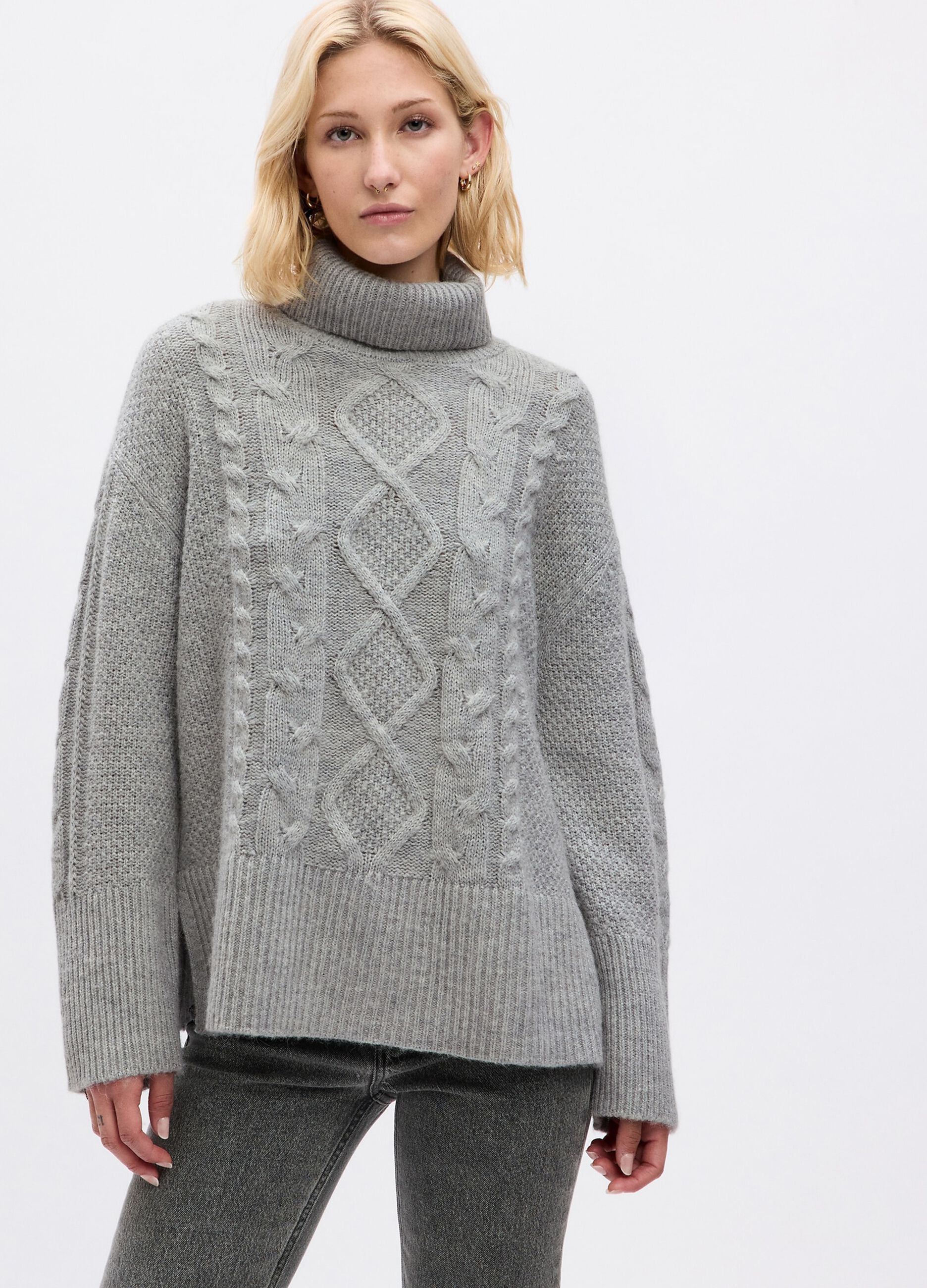 Turtle-neck pullover with slits