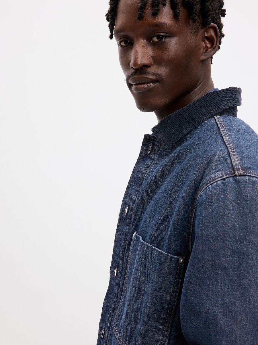 Short denim jacket with collar in corduroy Man_3