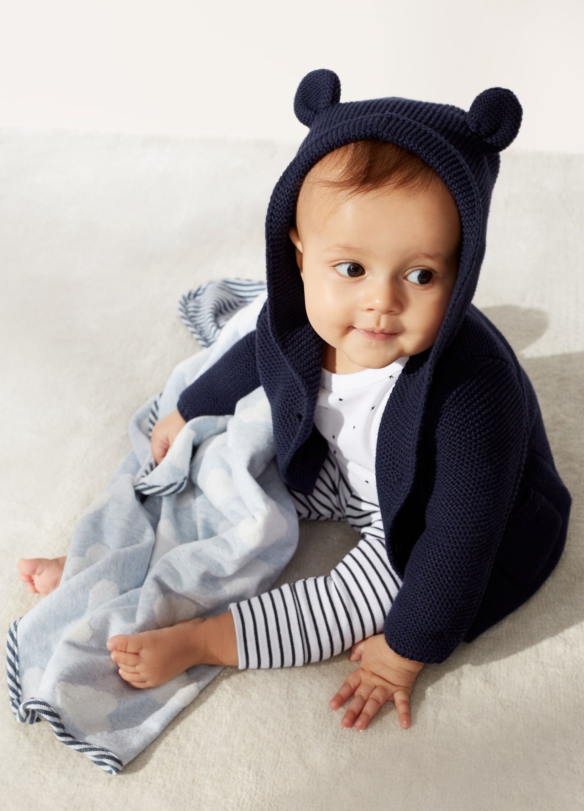 Knitted cardigan with hood and ears_0