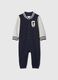 Tutina varsity con ricamo orsetto e lettering_0